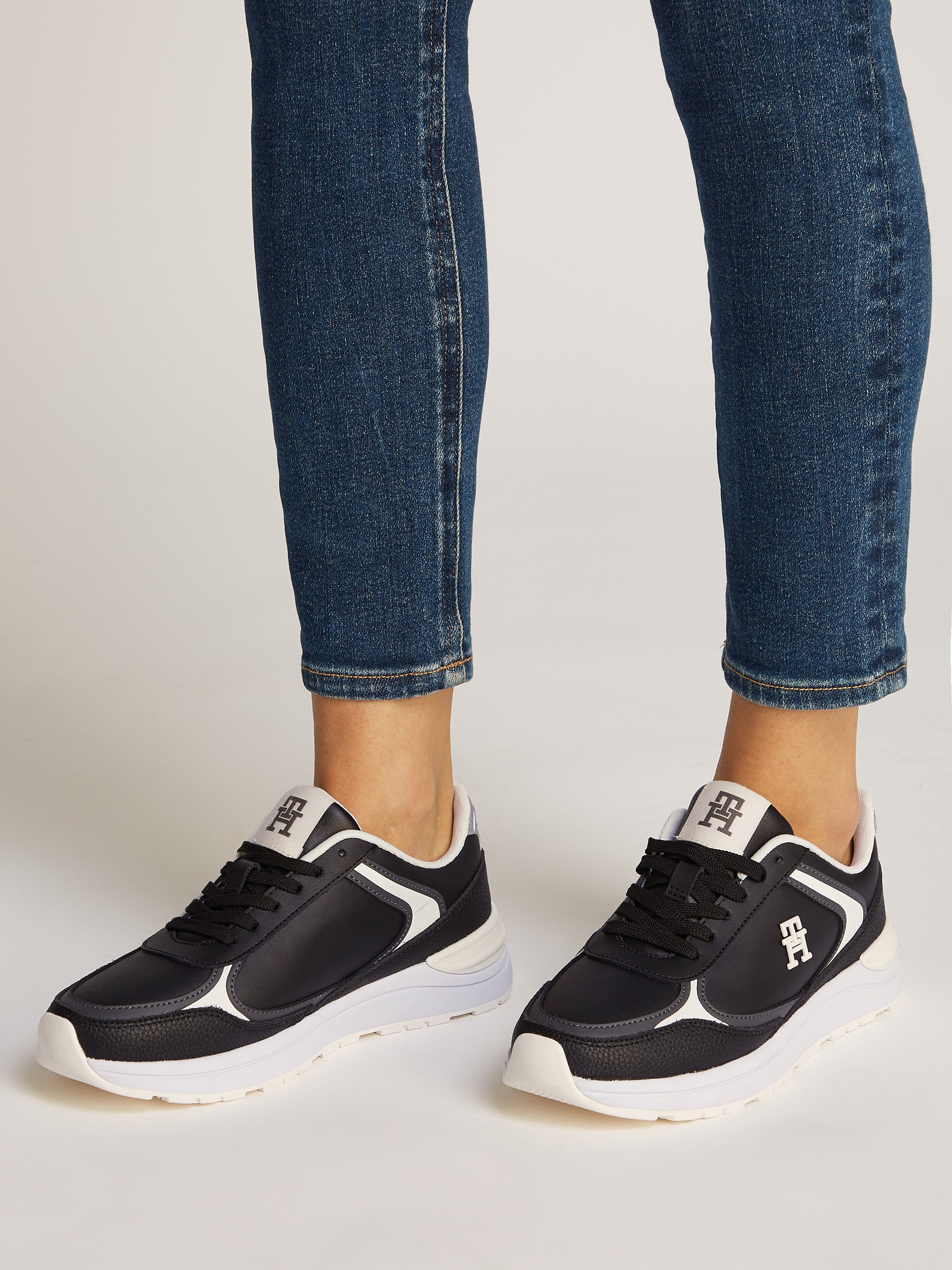 Tommy Hilfiger Sneakers met sleehak CASUAL FASHION RUNNER LTHR vrijetijdsschoen, lage schoen, veterschoen met contrast bies