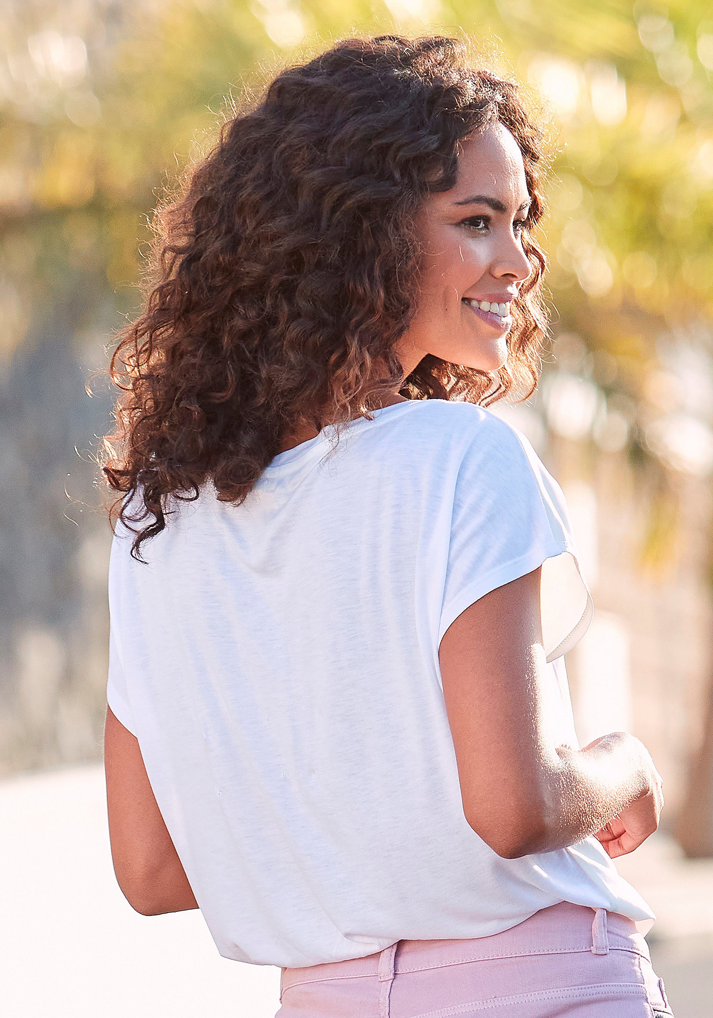 Lascana Shirt met korte mouwen met frontprint, losse t-shirt met voorkant van satijn