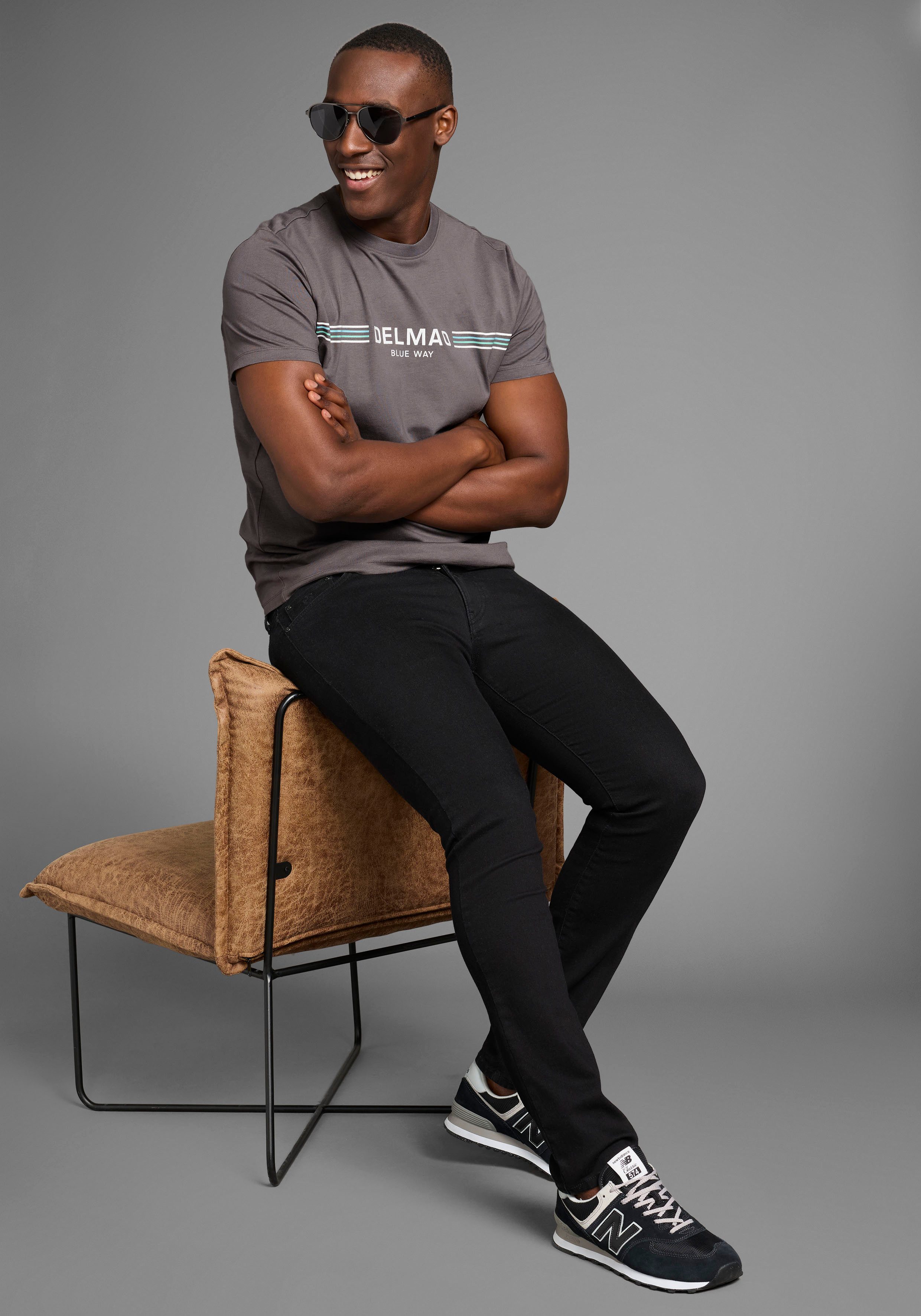 DELMAO T-shirt met sportief-maritieme merkopdruk