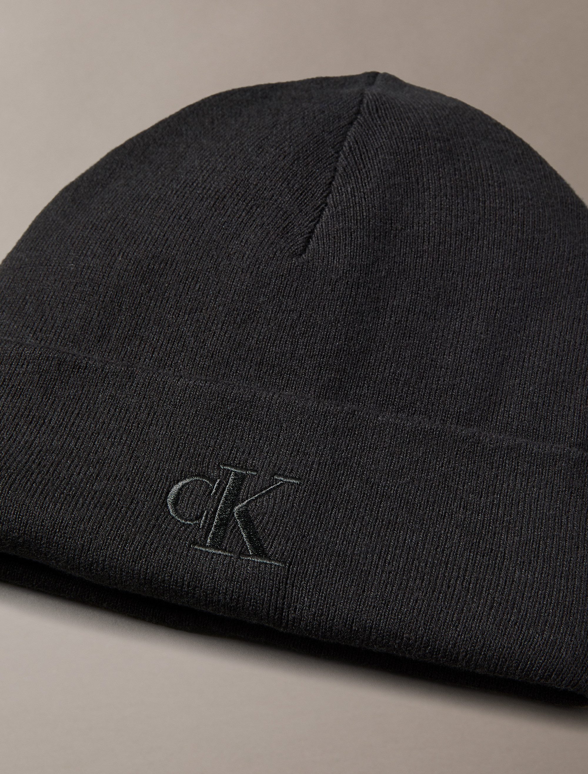 Calvin Klein Gebreide muts CK FINE RIB BEANIE