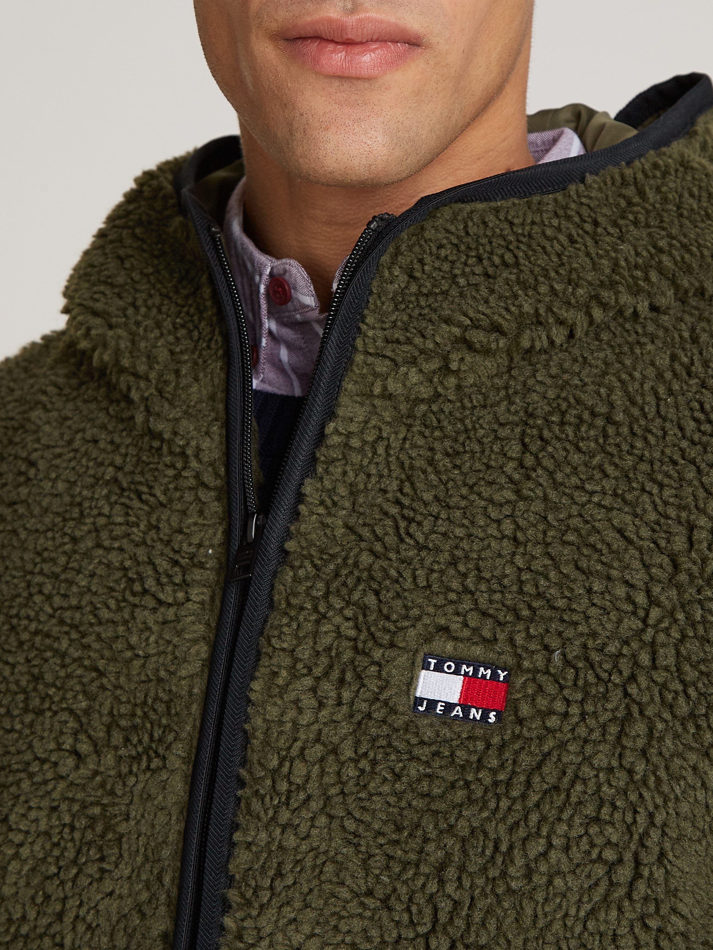 TOMMY JEANS Pluchen jack TJM REG BADGE TEDDY ZIP TRU EXT met logopatch, licht afgezakte schouders