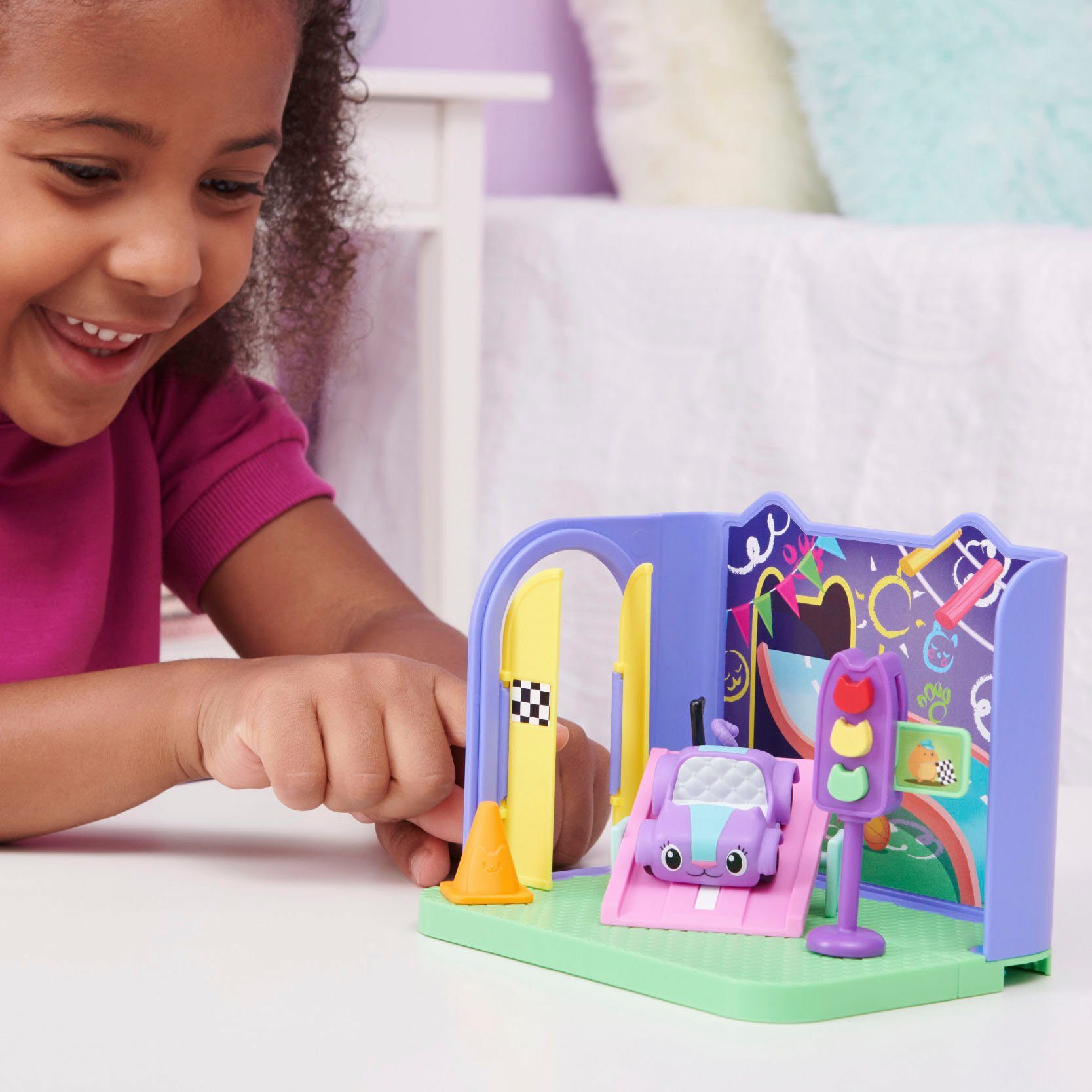 Spin Master Speelwereld Gabby's Dollhouse - Deluxe kamer - Carlita's speelkamer met Carlita auto, meubelstukken en thematische accessoires