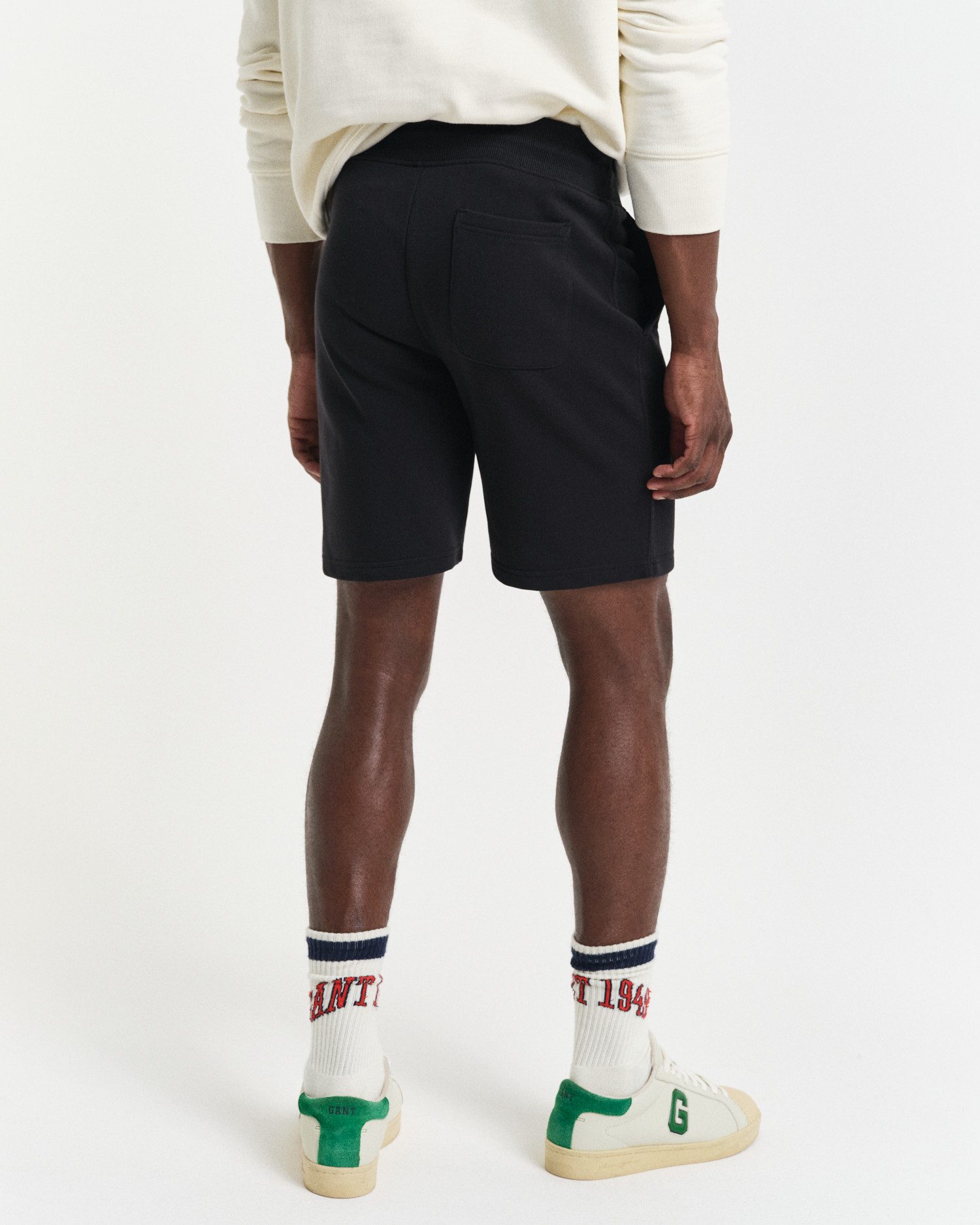 Gant Sweatshort REG SHIELD SWEAT SHORTS met een kleine logo-borduur onder de insteekzak