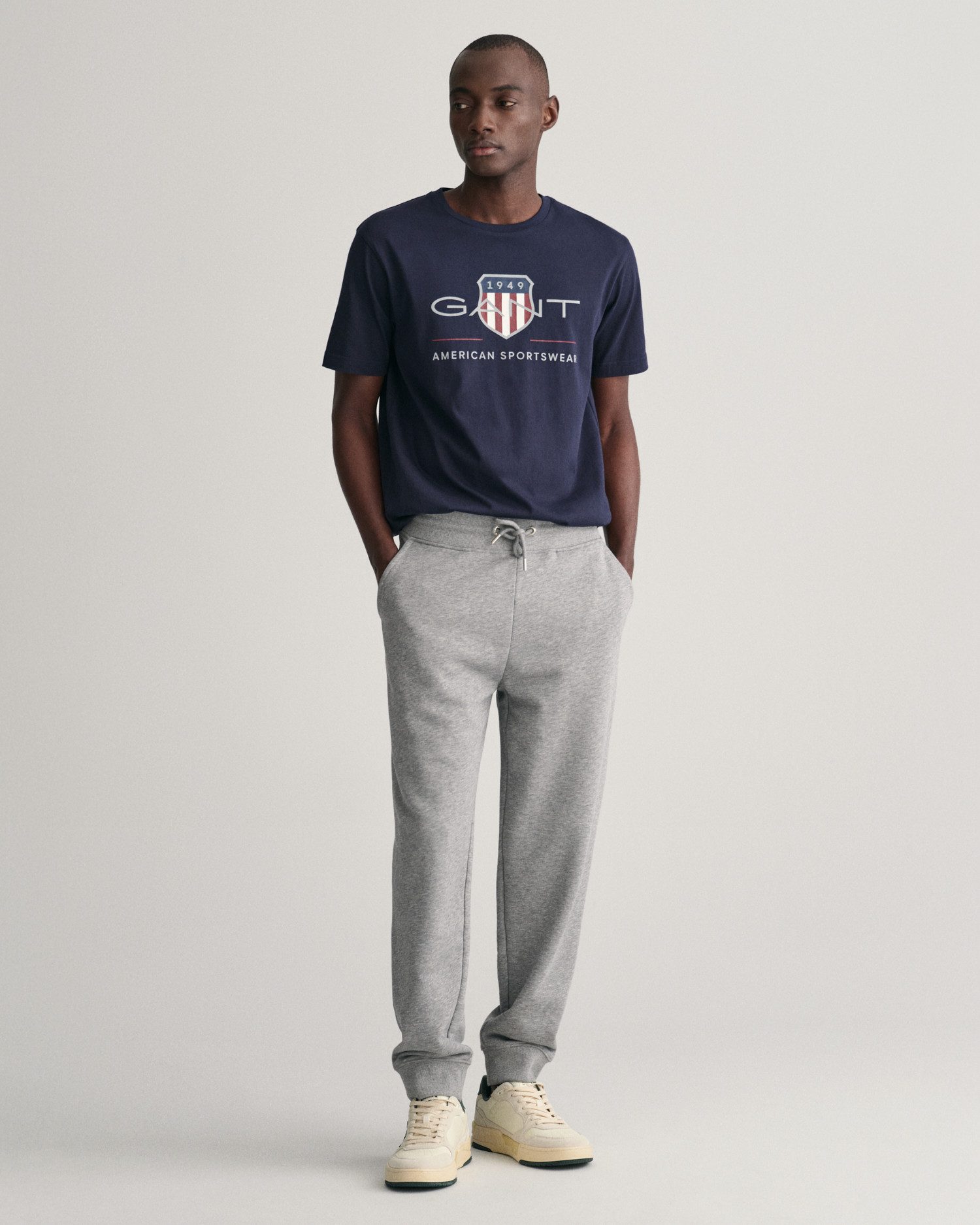 Gant Sweatbroek REG SHIELD SWEATPANTS met logo-borduurwerk onder de boord