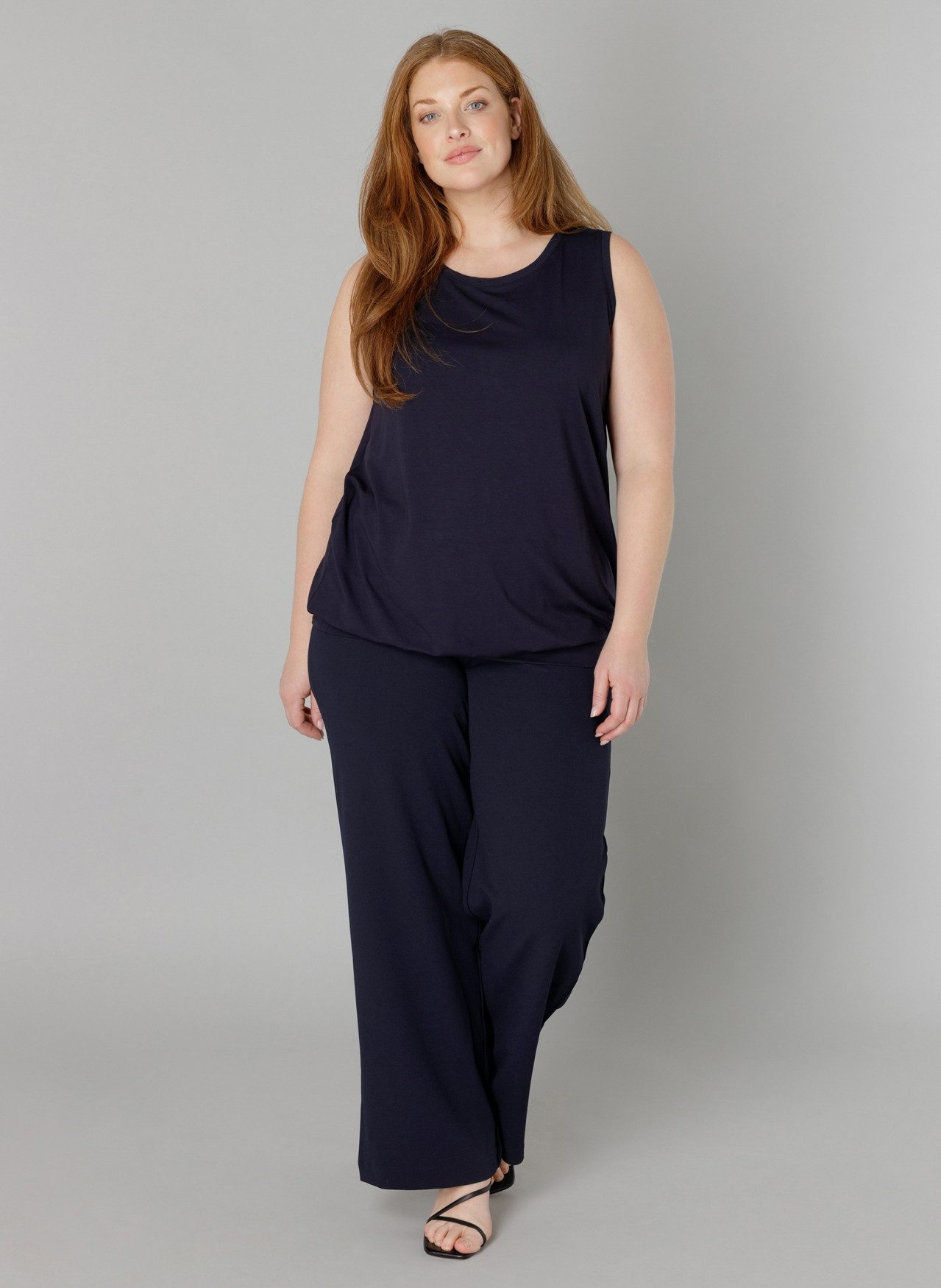 Base Level Curvy Lange top Yasmina Modellerende boord bij de zoom