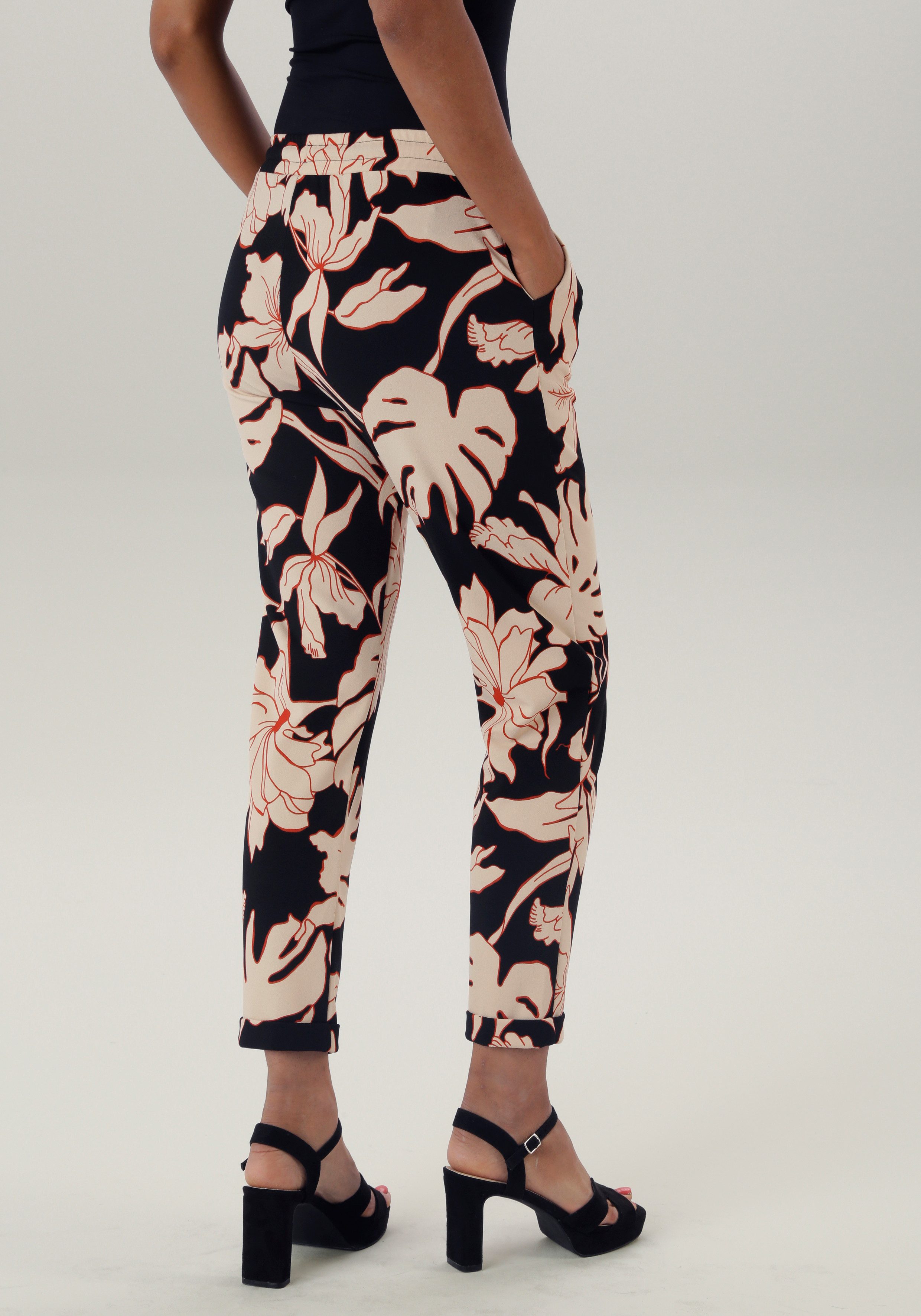 Aniston SELECTED Comfortbroek met grootvlak en abstract bloemenpatroon