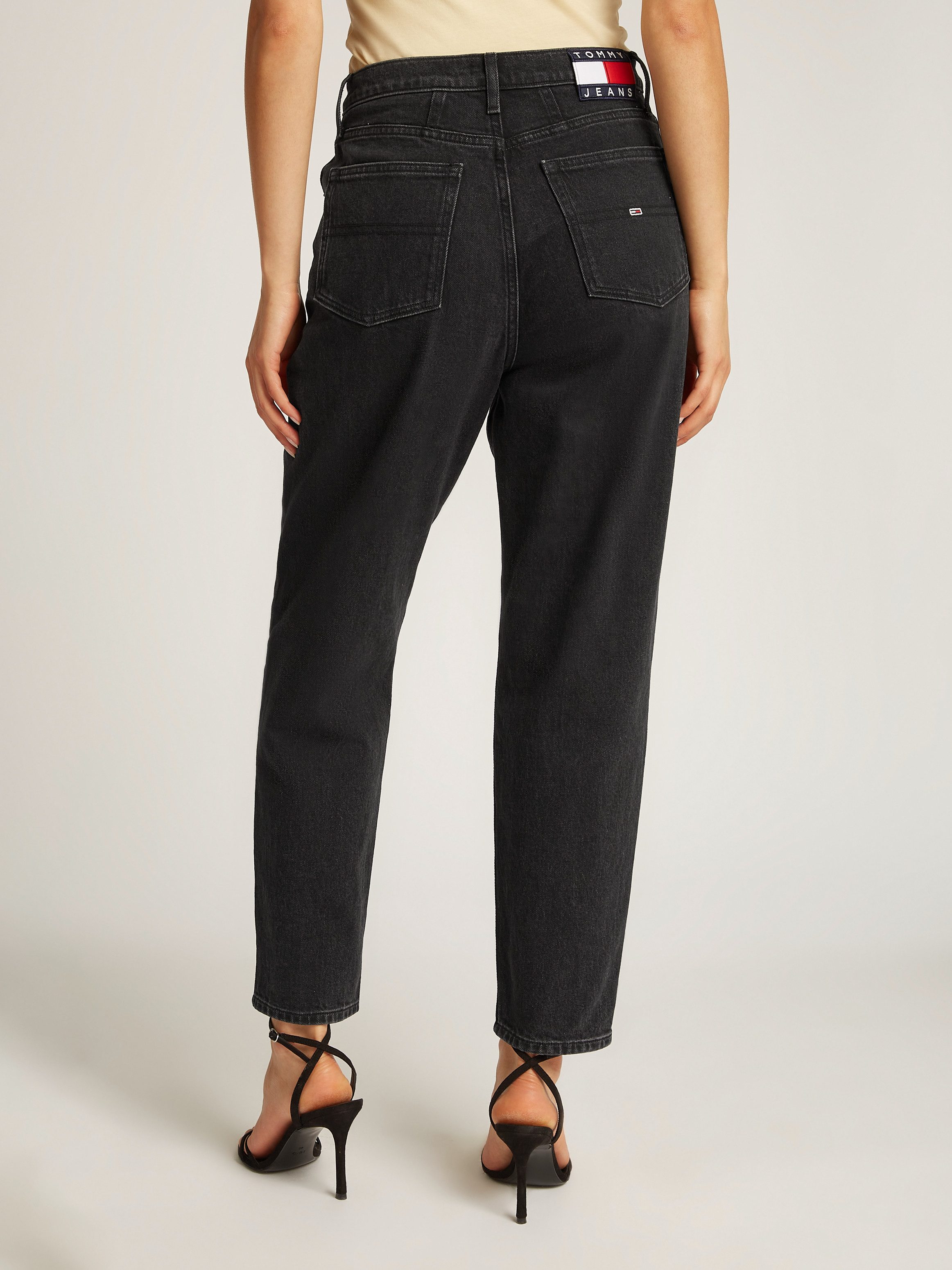 TOMMY JEANS Mom jeans High waist Mom-Jeans Tapered met logo-borduurwerk in enkelvrije lengte