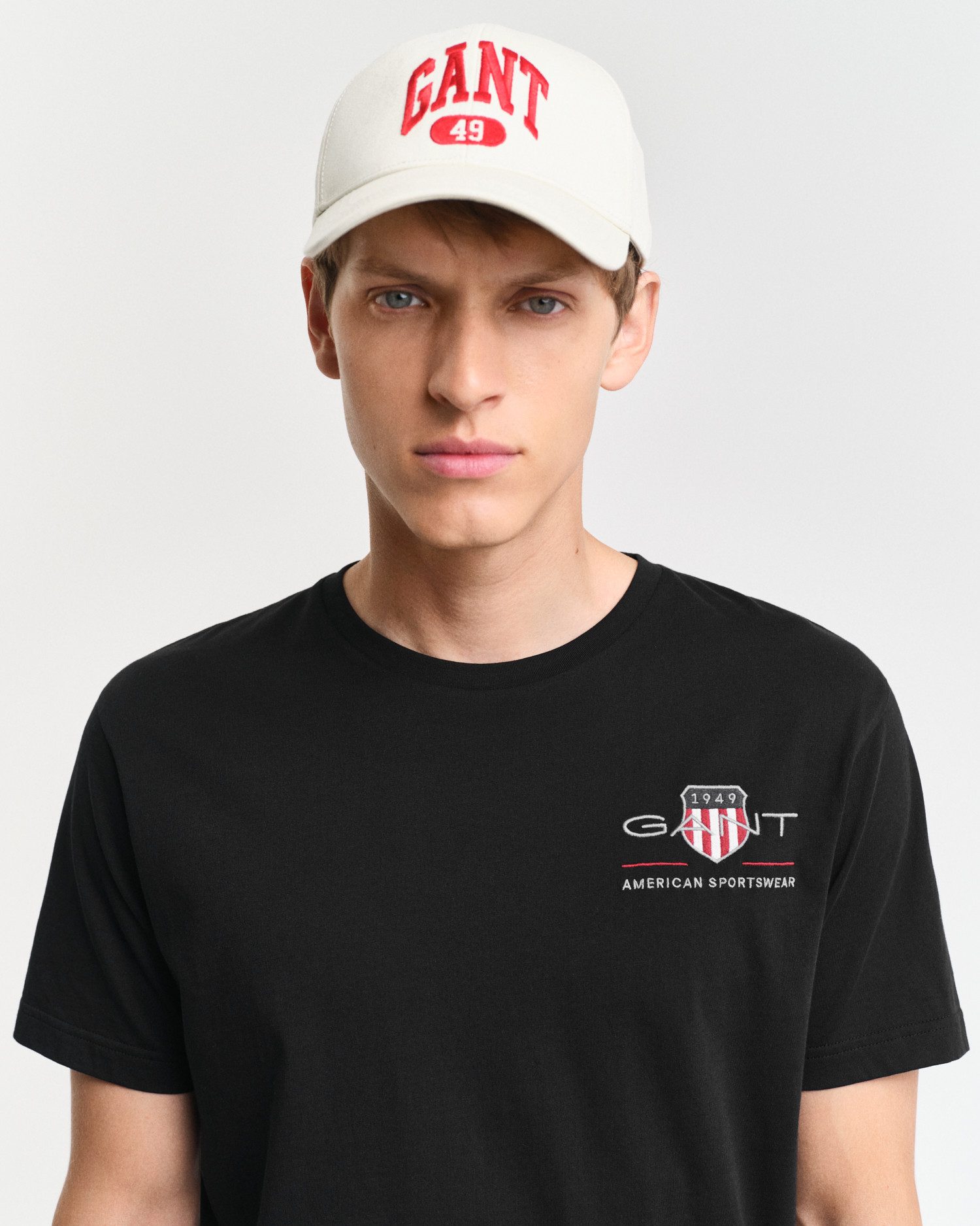 Gant T-shirt REG ARCHIVE SHIELD EMB SS T-SHIRT geïnspireerd door het archief uit de jaren '80