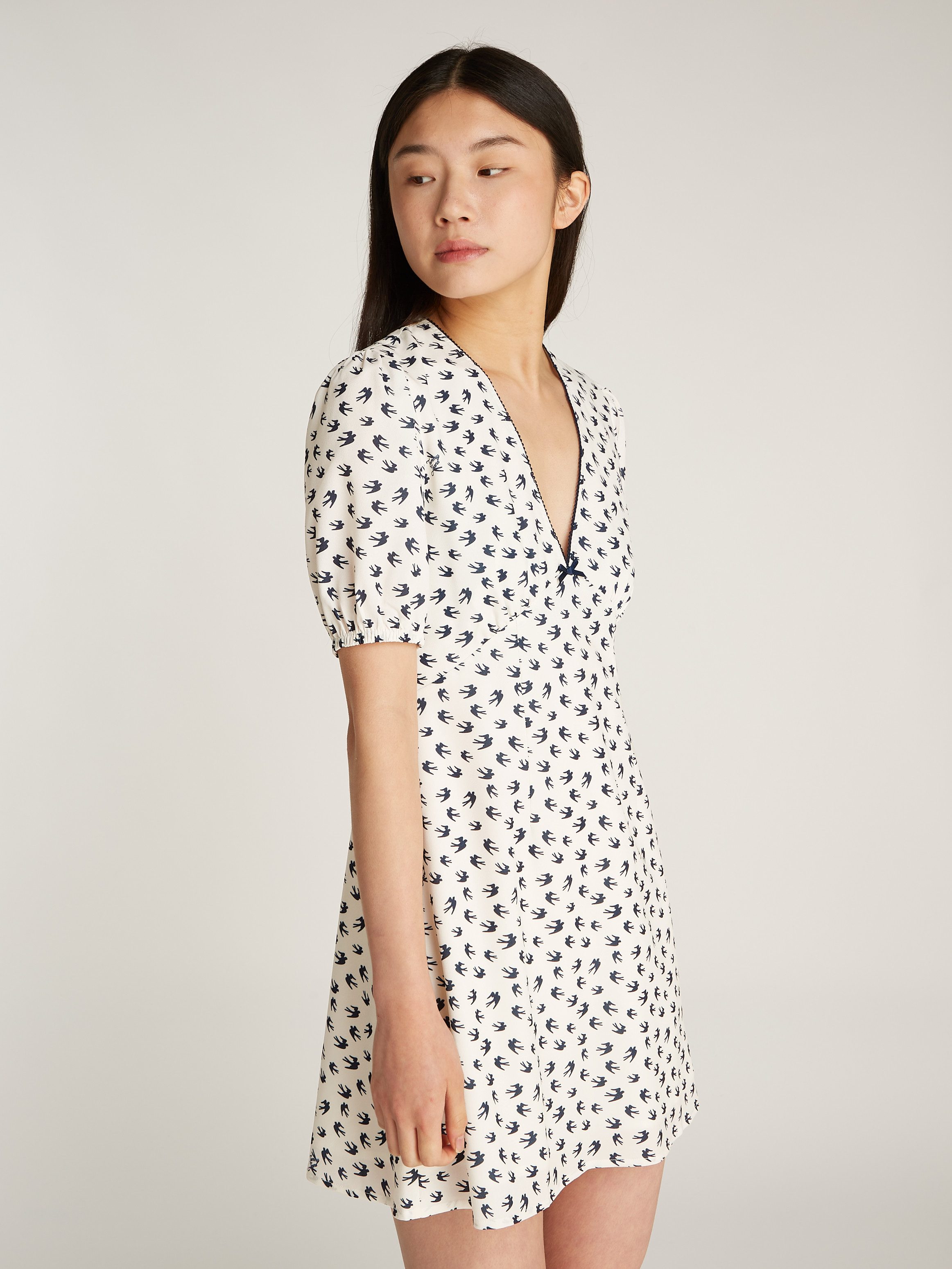 TOMMY JEANS Mini-jurk TJW SS CREPE MINI DRESS met strikdetail, vogelpatroon