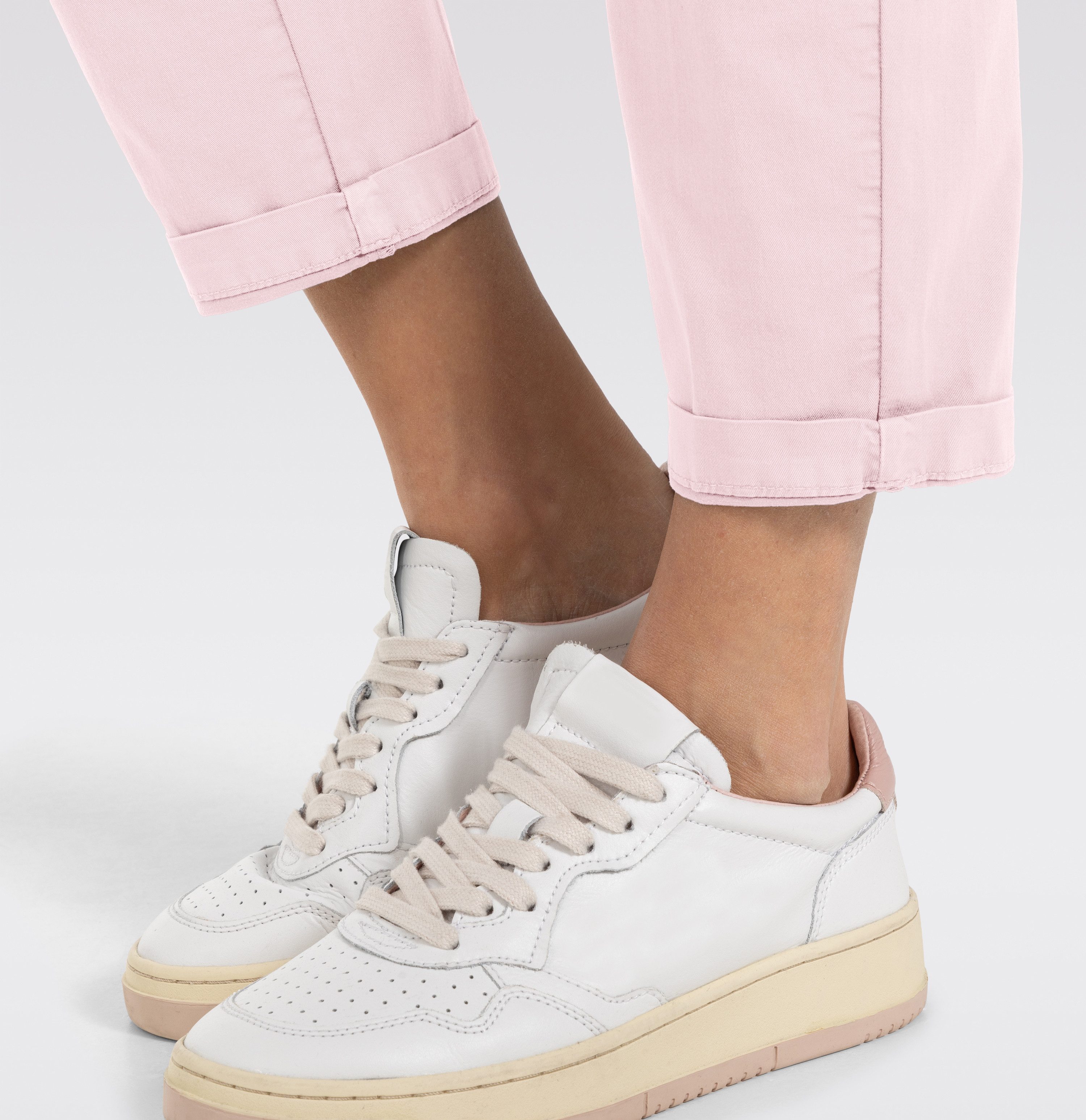 MAC Chino turn up met subtiele glans, elegant en sportief tegelijk