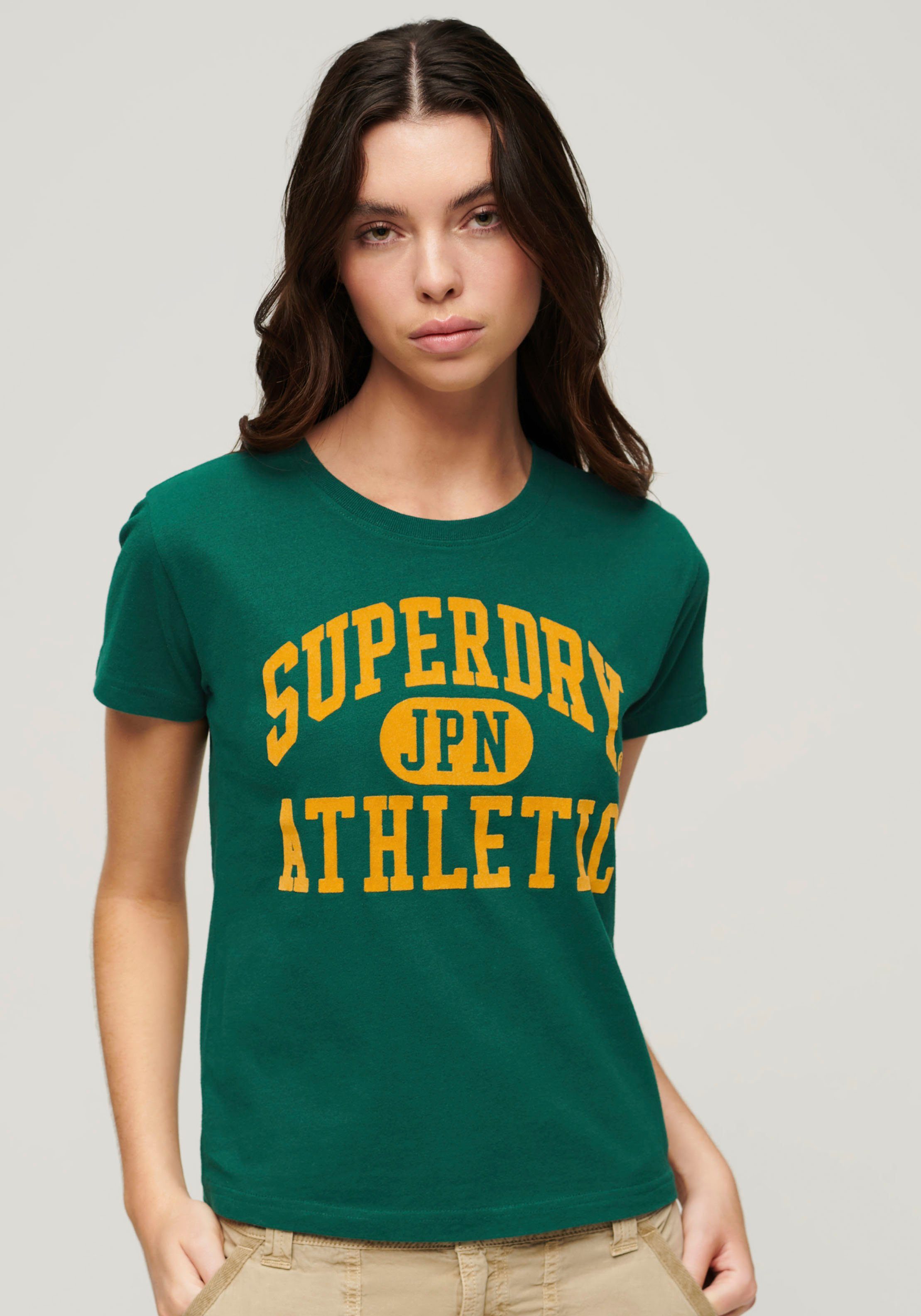 Superdry Shirt met print Stijlvol T-shirt VARSITY FLOCKED FITTED TEE met bedrukt ontwerp (Ronde hals korte mouw logoprint voorprint flockprint)