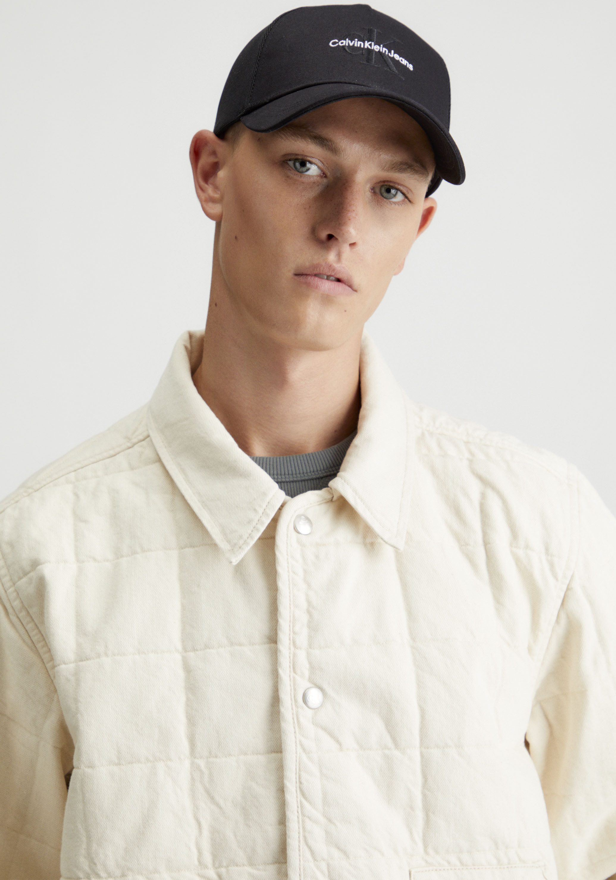 Calvin Klein Truckerpet MONO LOGO EMBRO TRUCKER HAT