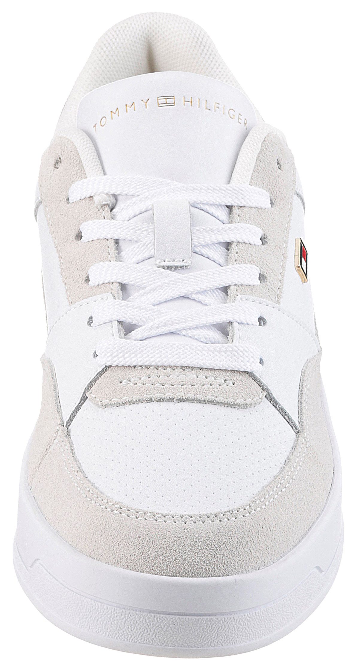 Tommy Hilfiger Plateausneakers ESSENT BASKET SNEAKER METALLIC vrijetijdsschoen, lage schoen, veterschoen met zijlogo-vlag