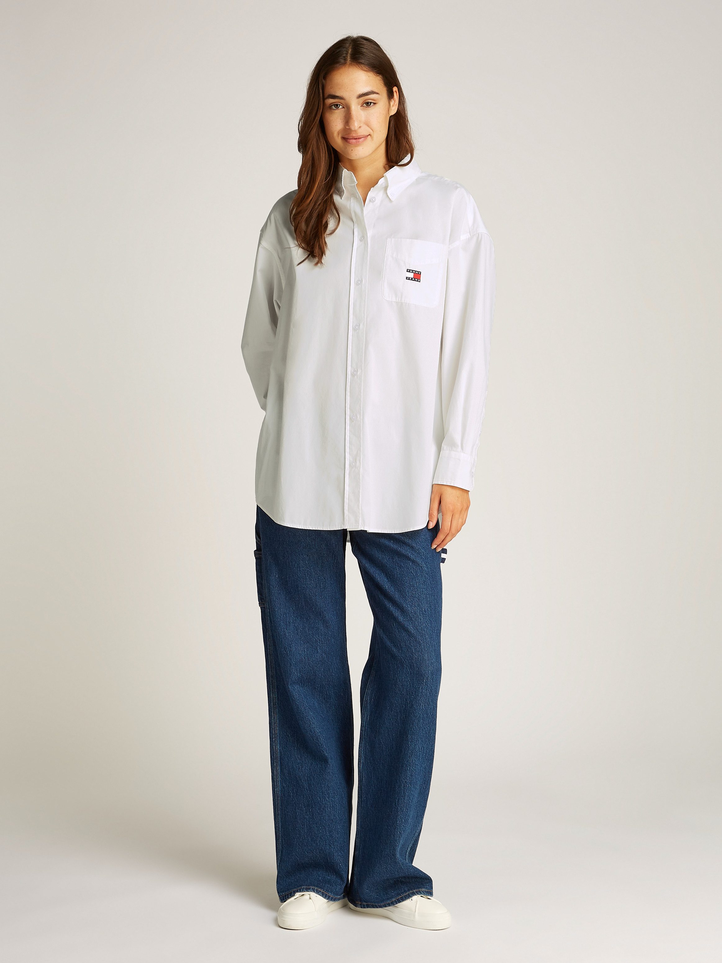 Tommy Jeans Curve Overhemdblouse TJW OVS BADGE POPLIN SHIRT EXT in grote maten, popeline, lange mouw, badge