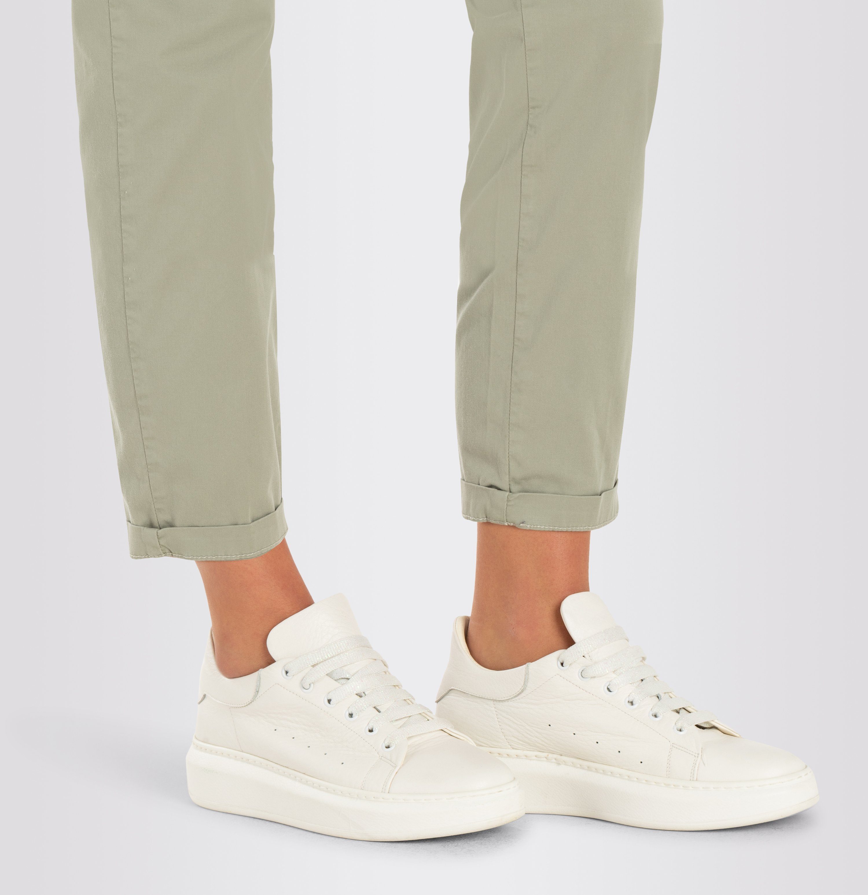 MAC Chino turn up met subtiele glans, elegant en sportief tegelijk