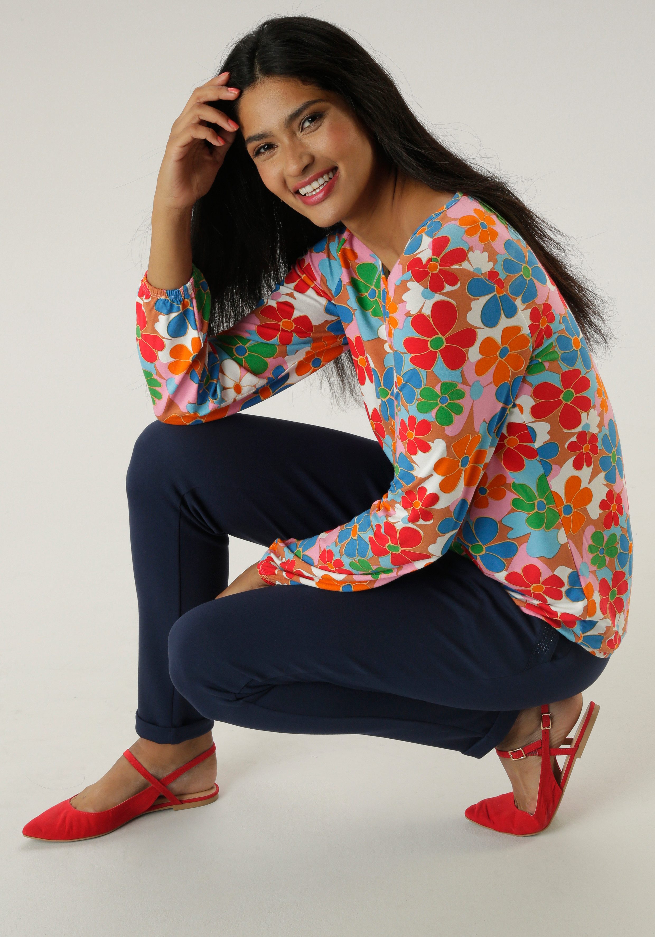 Aniston SELECTED Shirt met lange mouwen met cut-out en kleurrijke bloemenprint - nieuwe collectie