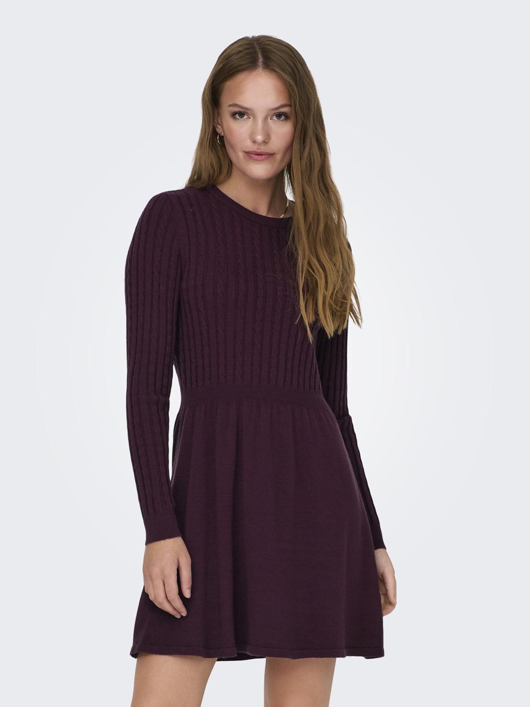 Only Gebreide jurk ONLFIA LS CABLE DRESS KNT getailleerd en met subtiel kabelpatroon in het bovenstuk