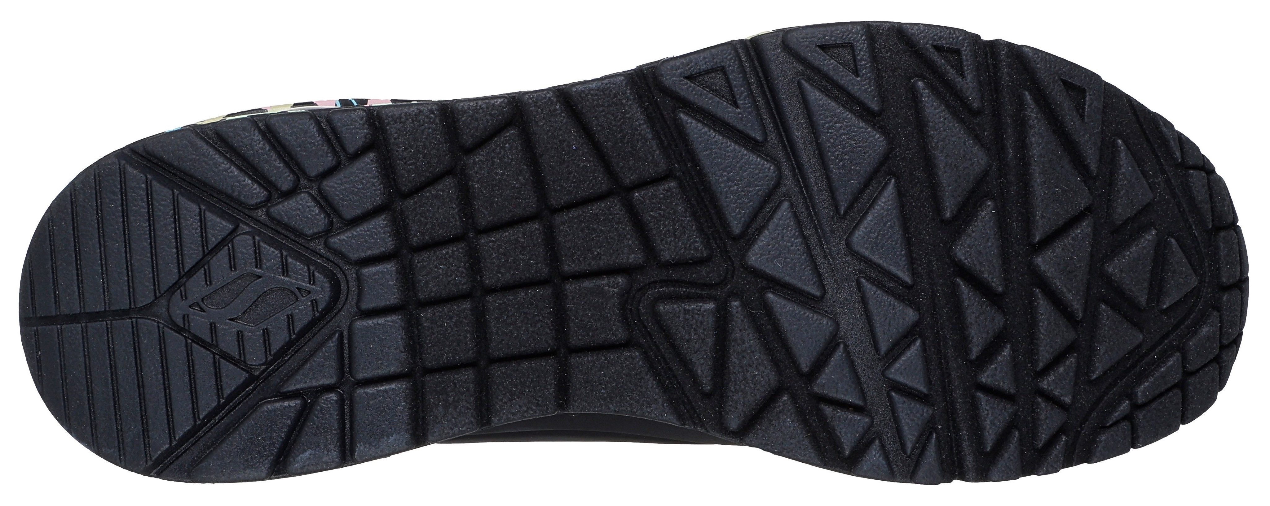Skechers Sneakers met sleehak UNO-SPREAD THE LOVE Vrijetijdsschoen, lage schoen, veterschoen met coole graffiti-print