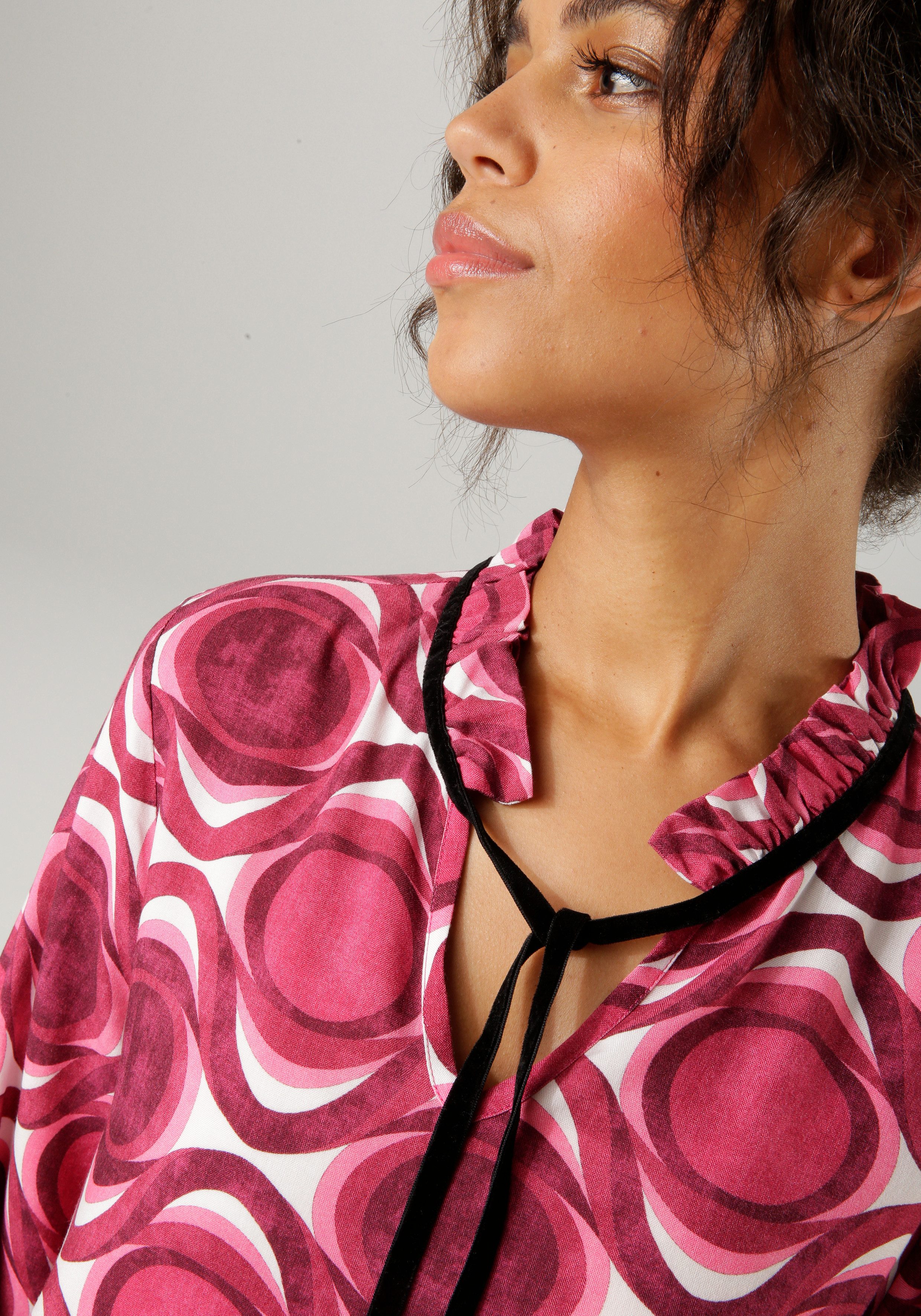 Aniston CASUAL Blouse zonder sluiting met trendy gekleurde, grafische print