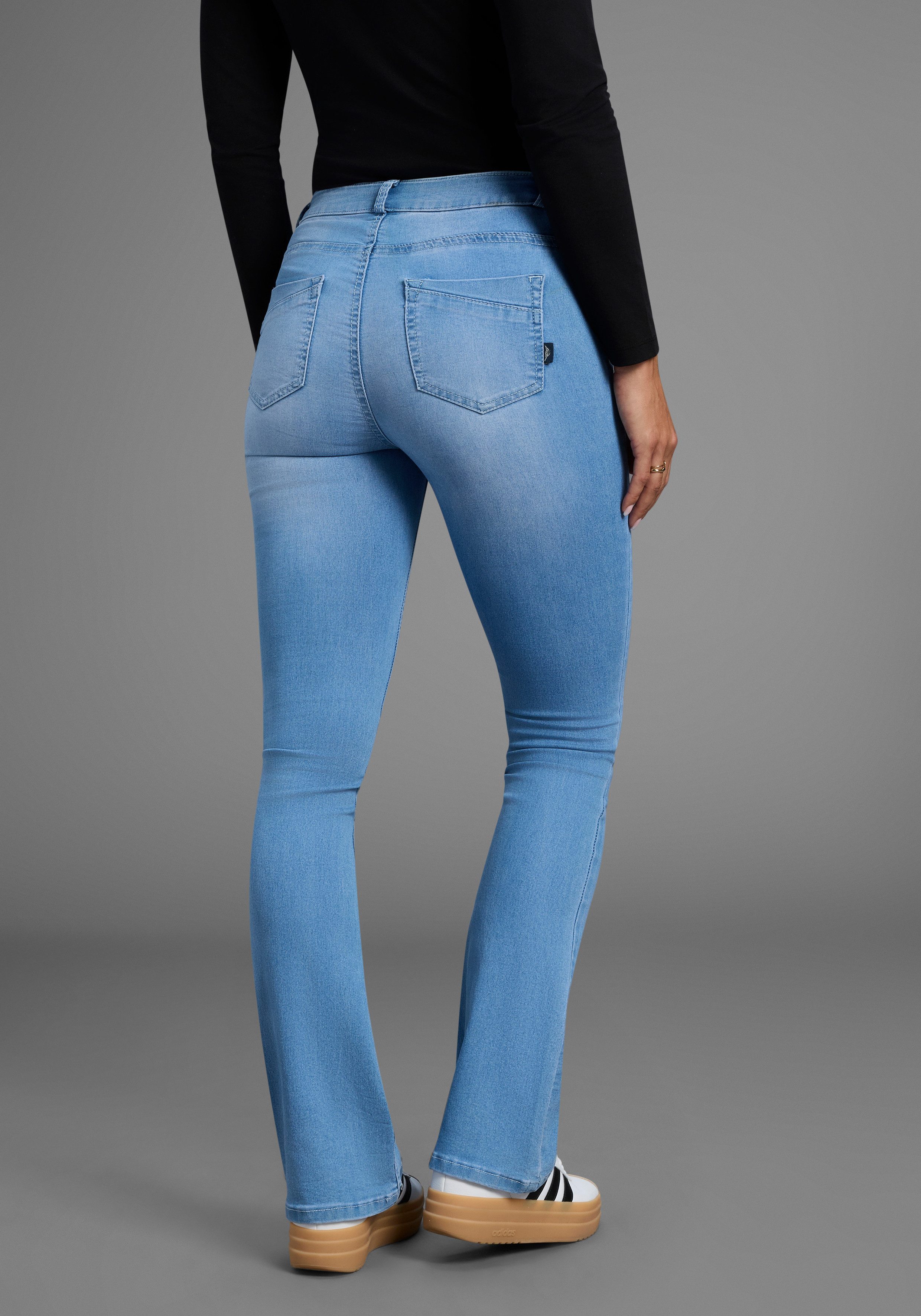 Arizona Bootcut jeans Ultra Stretch uitlopende pasvorm, used-wassing, hoge taille