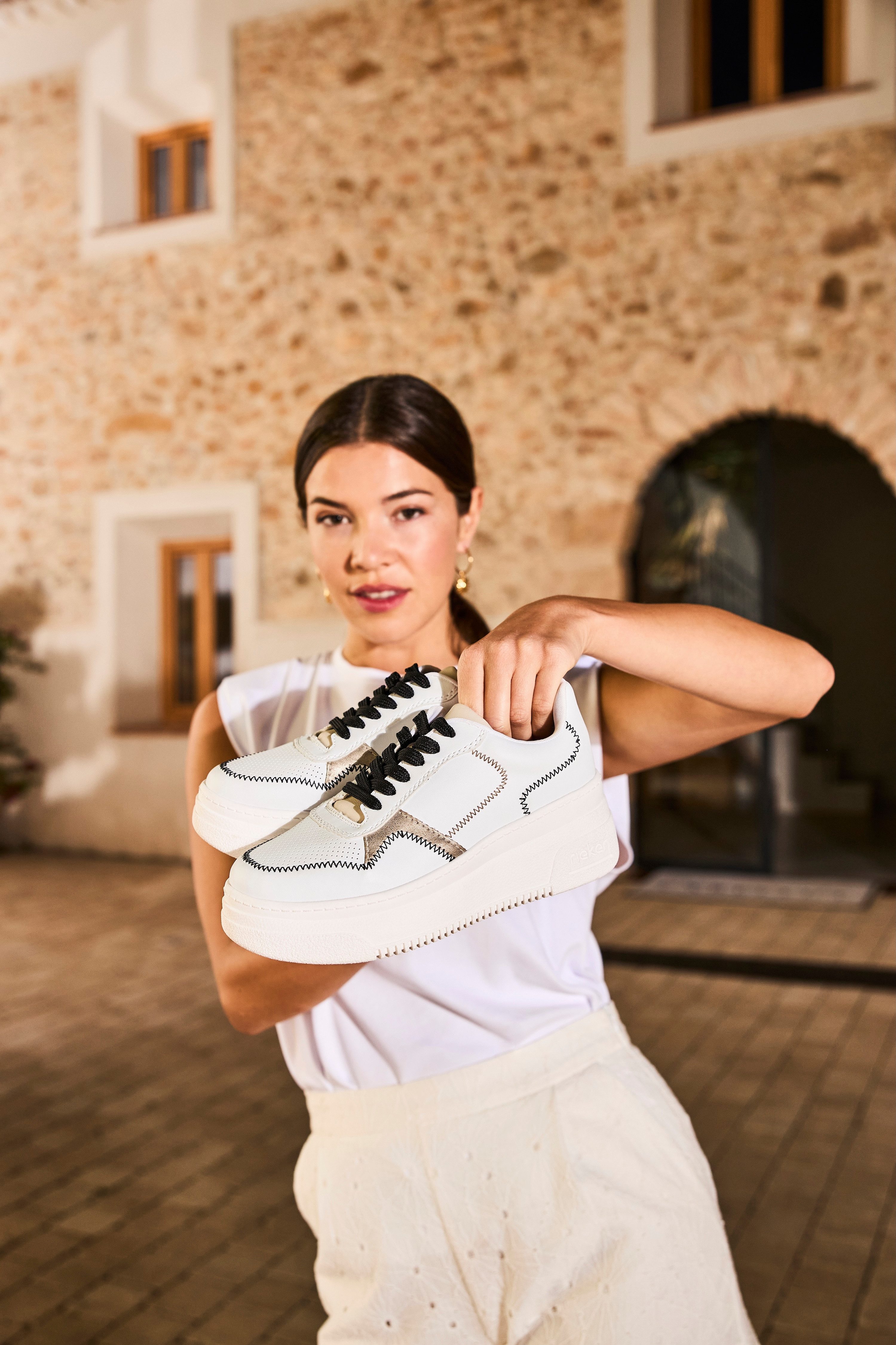 Rieker Plateausneakers , sleehak sneaker, veterschoen, lage schoen met modieuze contrastdetails