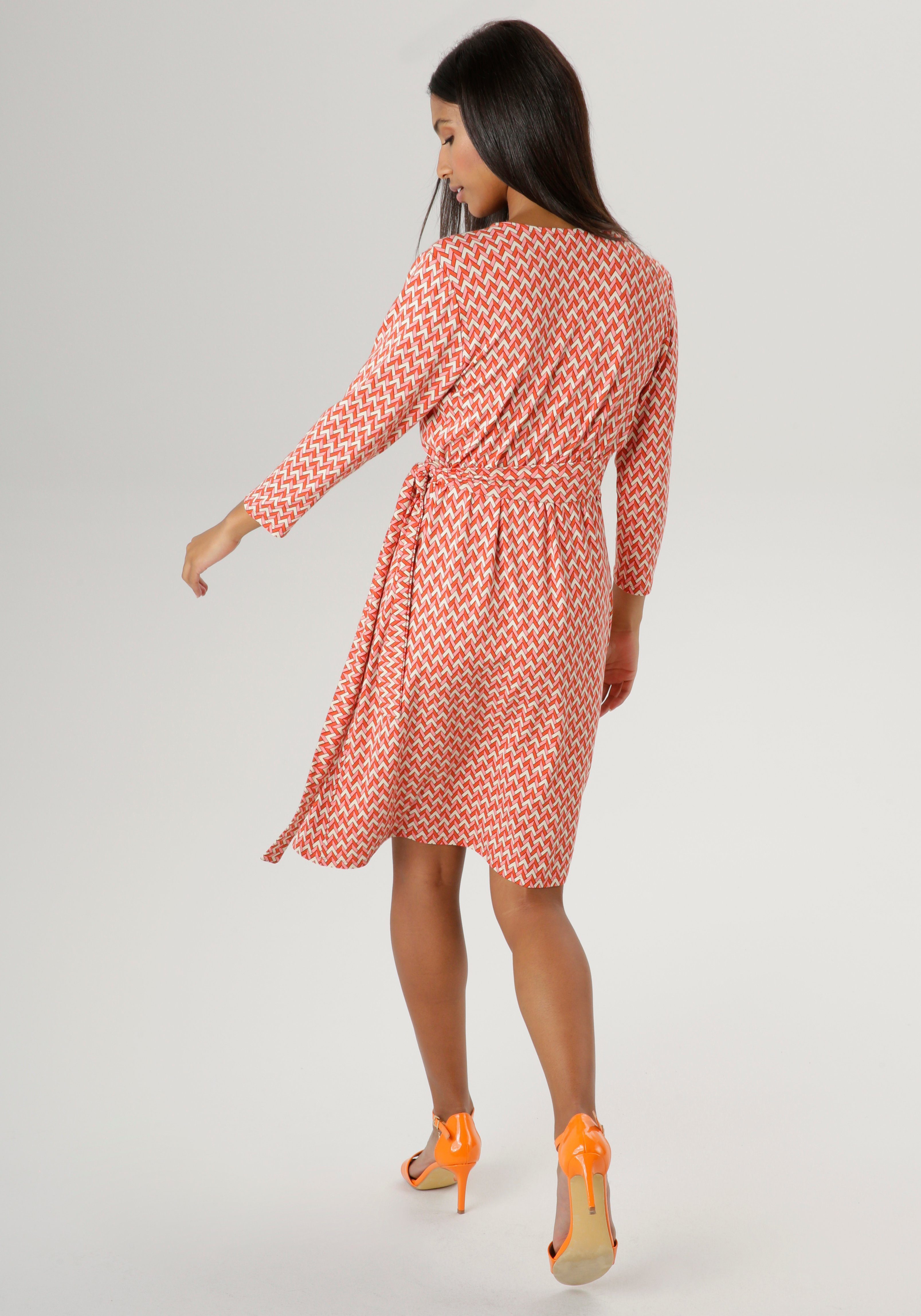 Aniston SELECTED Jerseyjurk met geometrisch patroon en strikdetails aan de zijkant nieuwe collectie