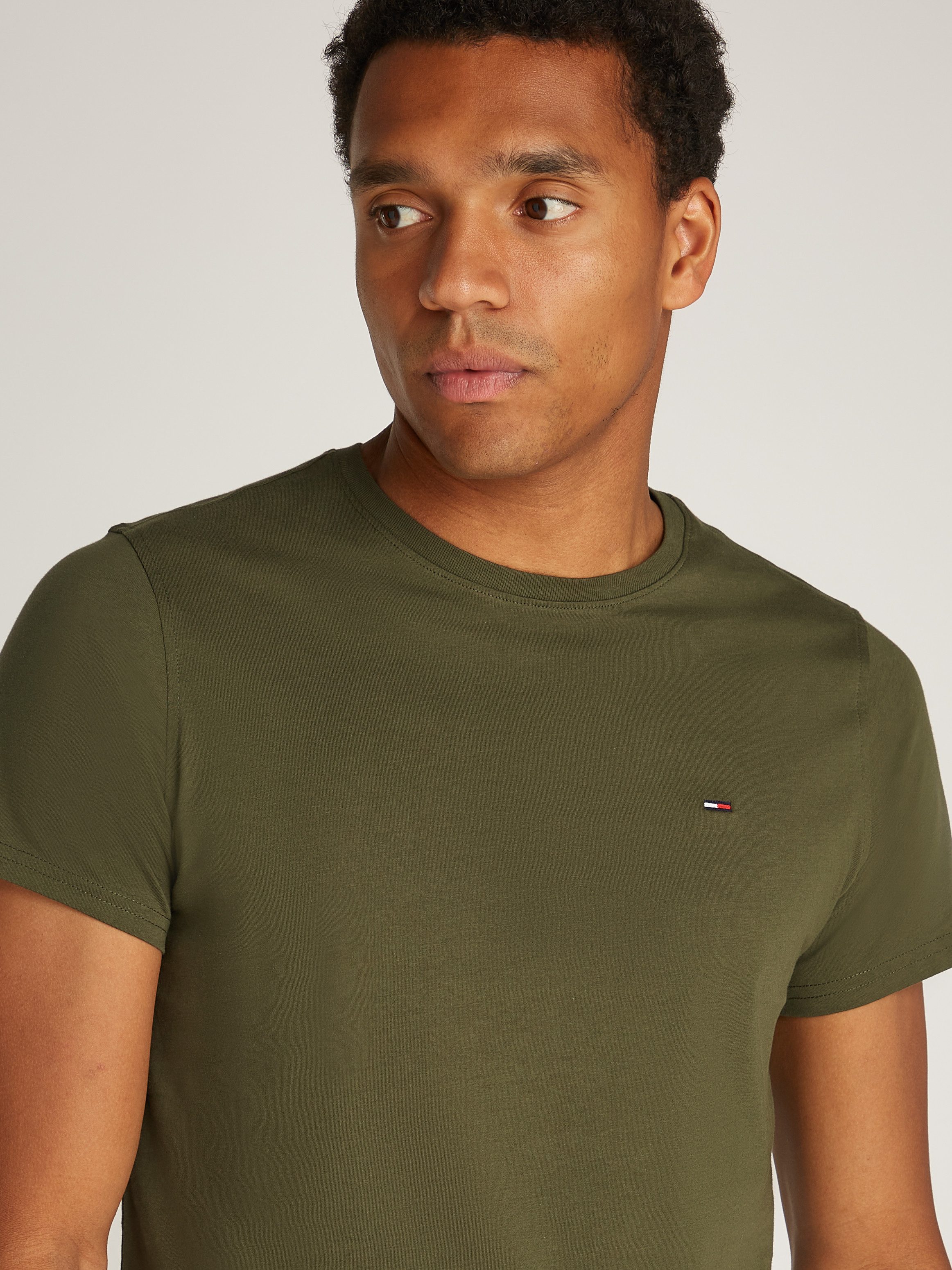 TOMMY JEANS T-shirt TJM ESSENTIAL SOLID TEE met ronde hals en subtiele logo-vlag