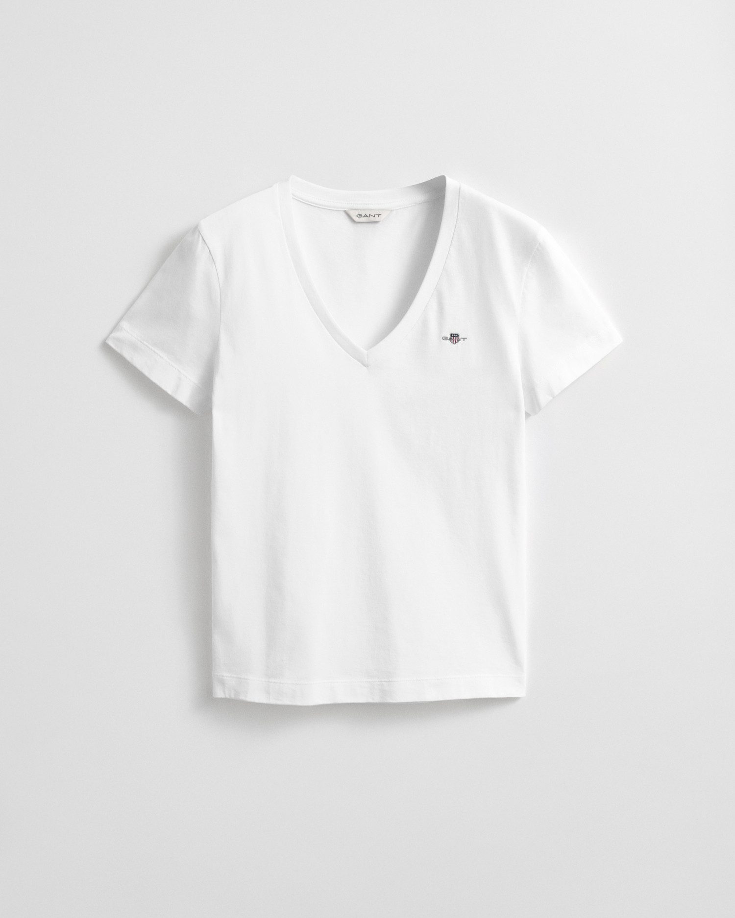 Gant T-shirt REG SHIELD KA V-NECK T-SHIRT met een klein geborduurd logo op de borst