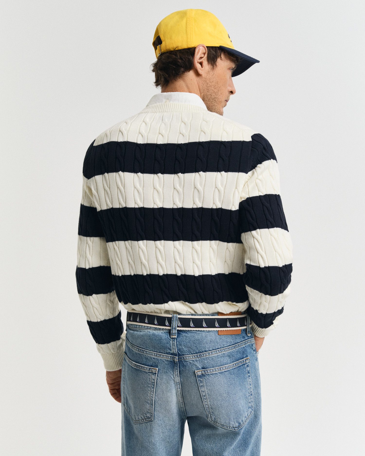 Gant Trui met ronde hals STRIPED COTTON CABLE C-NECK valt op door een doorlopend streepdesign in vlechtbreistructuur