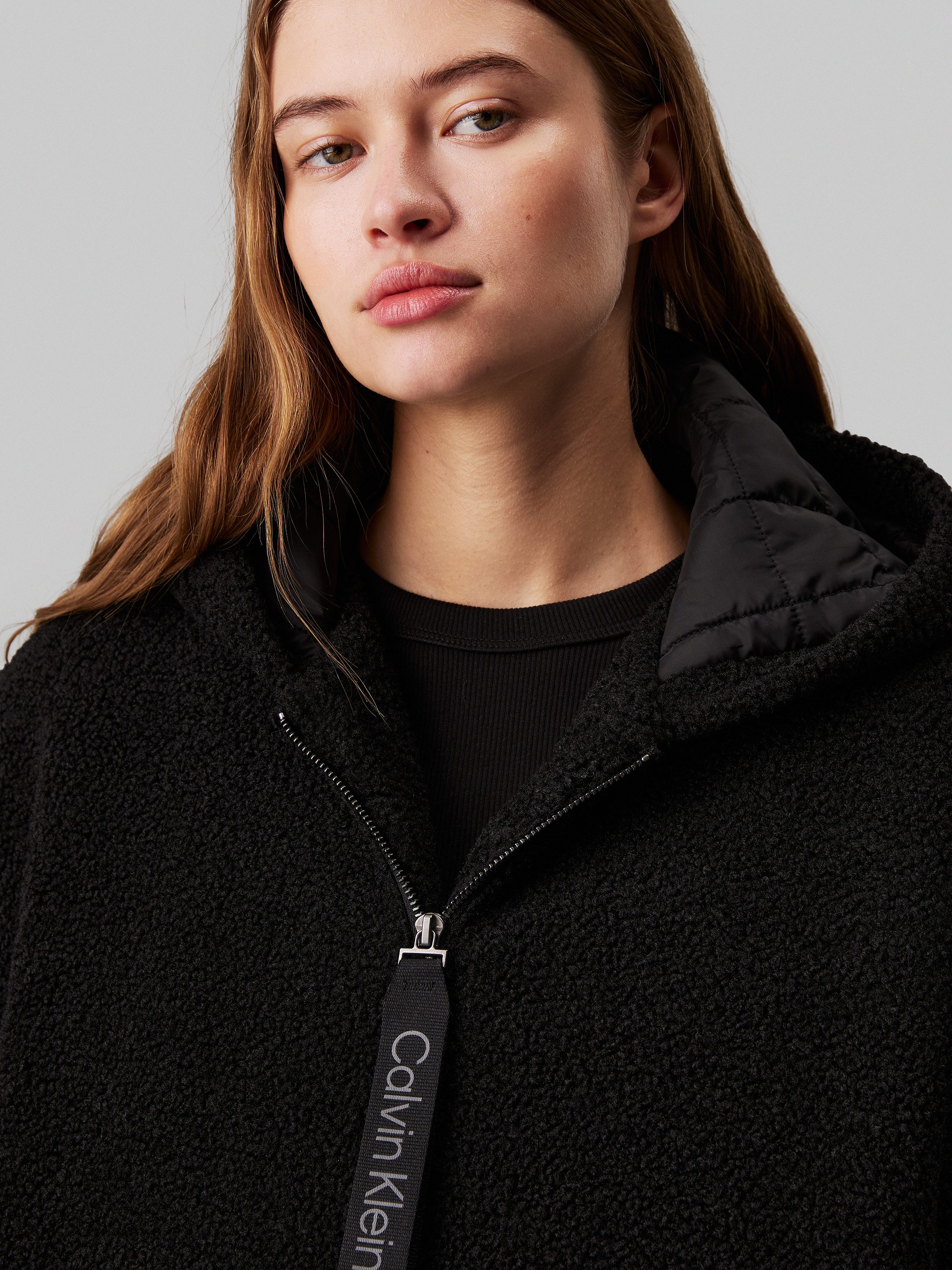 Calvin Klein Pluchen jack SHERPA JACKET met een logo-opschrift