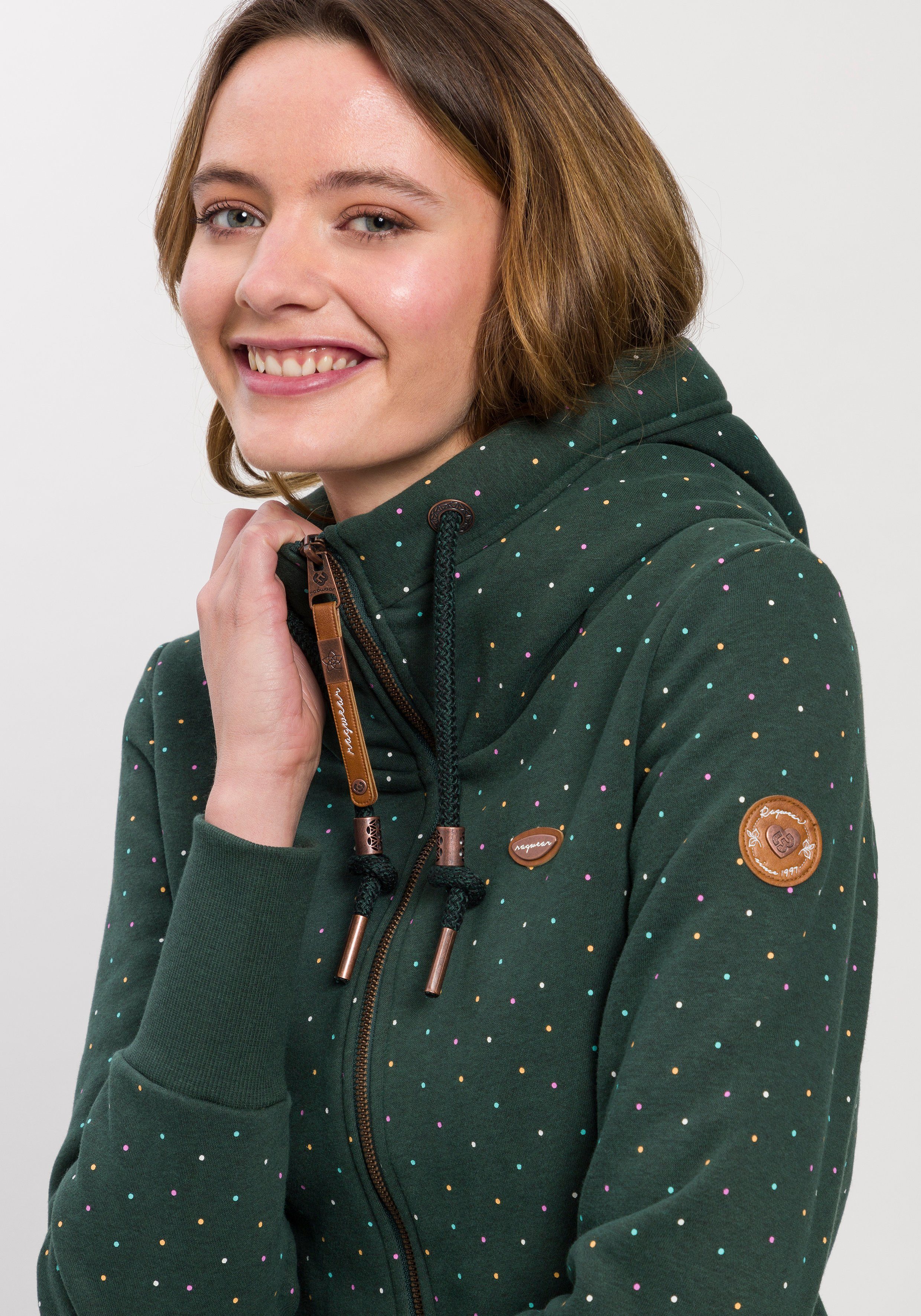 Ragwear Capuchonsweatvest NESKA DOTS MULTICOLOR ZIP O Jack met lange mouwen en veelkleurige, all-over stippenprint