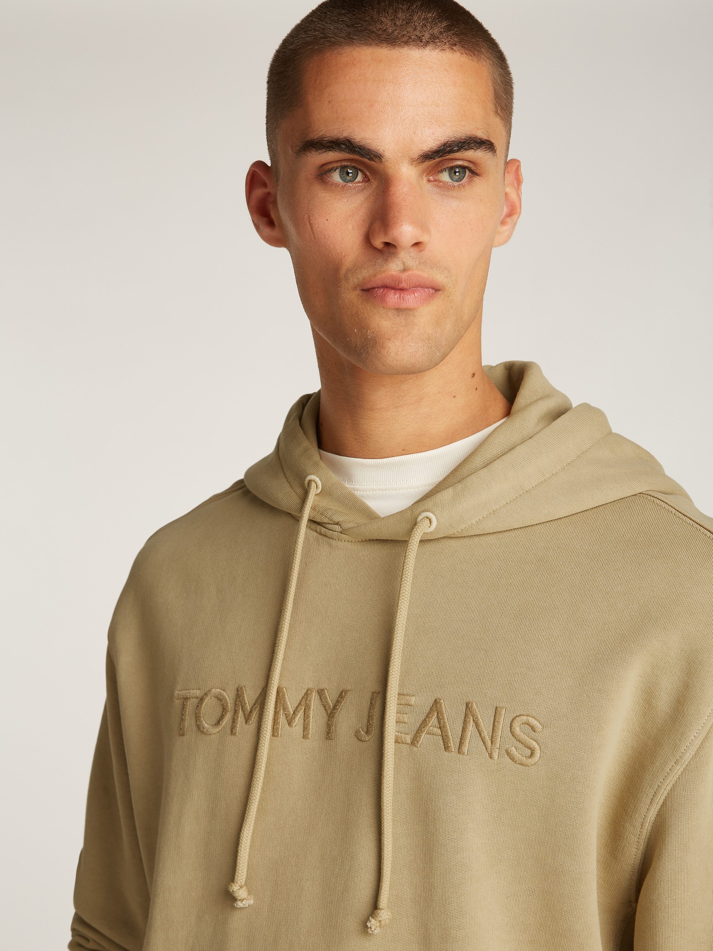 TOMMY JEANS Hoodie TJM RLX TJ LABEL HOODIE met groot logoborduursel