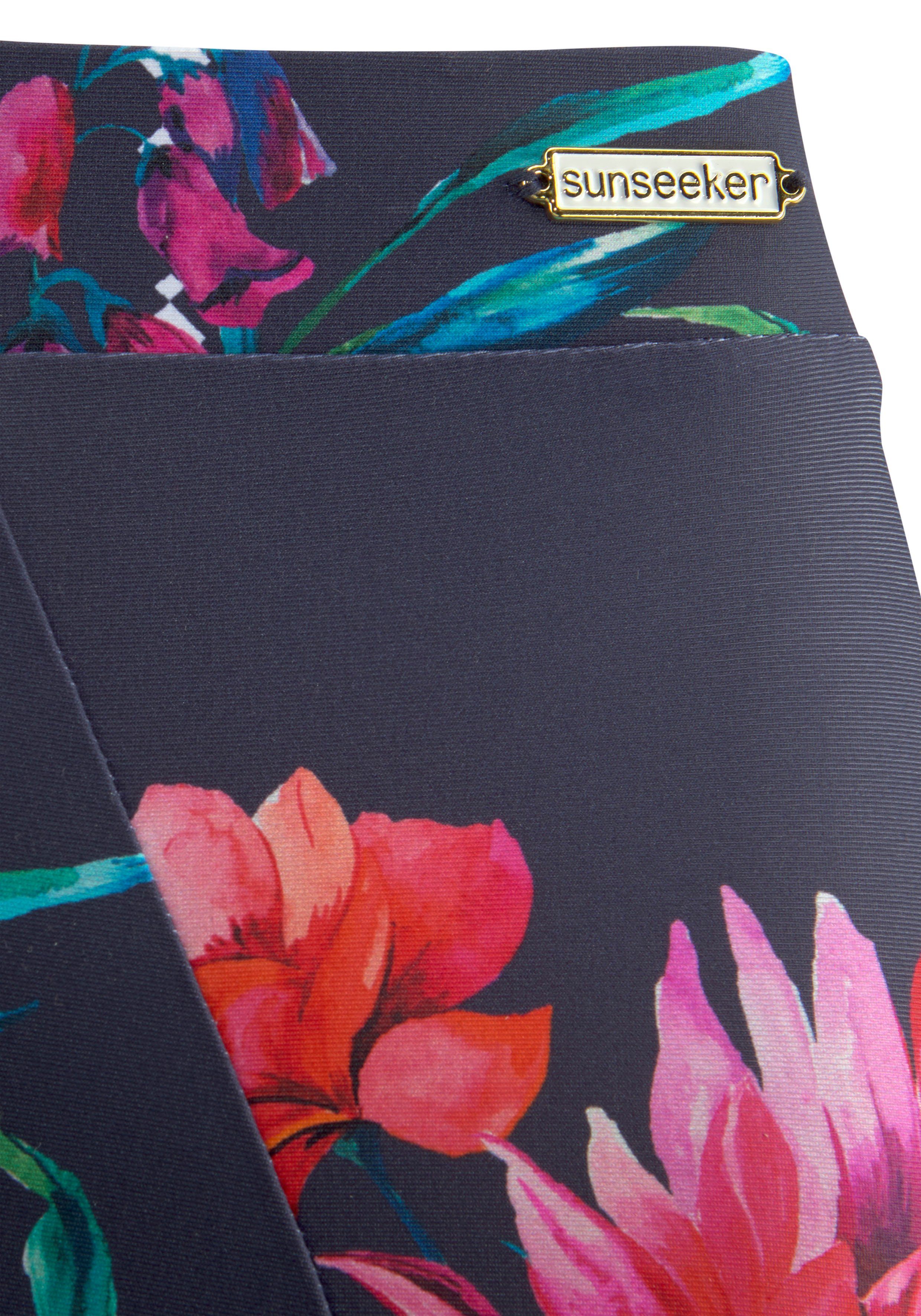Sunseeker Highwaist-bikinibroekje Modern met een bloemmotief