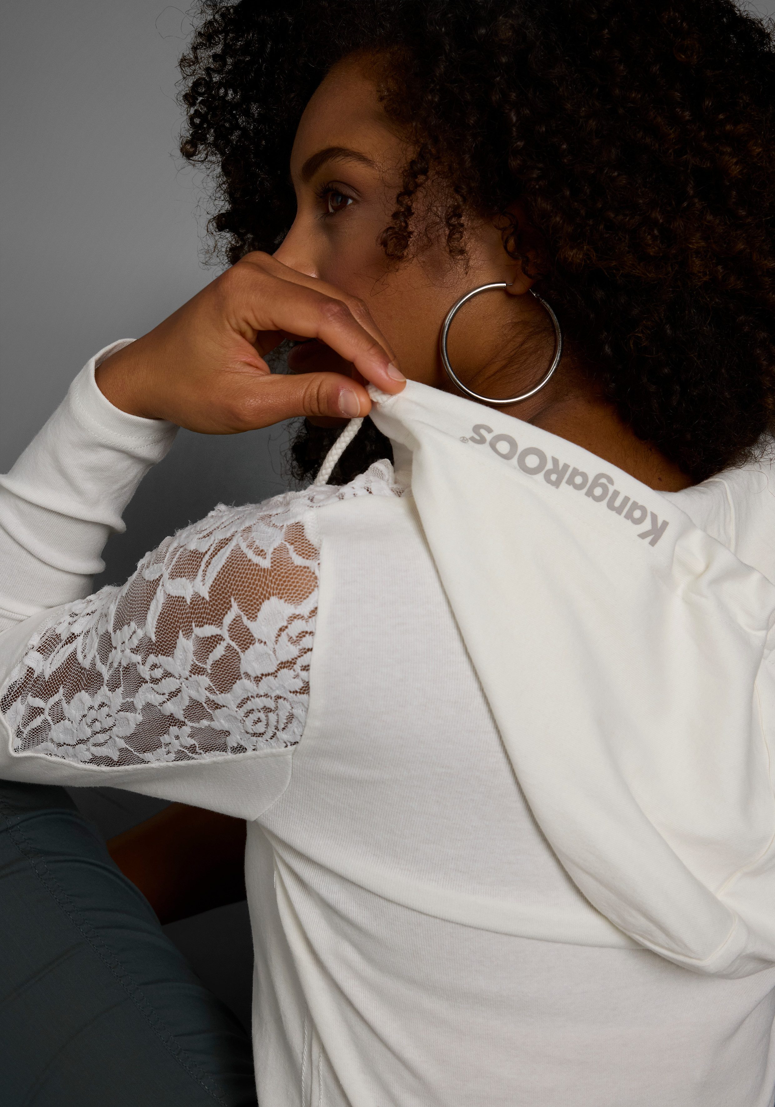 KangaROOS Capuchonshirt Lange mouwen, figuurvolgende snit, met kant en print, van katoen