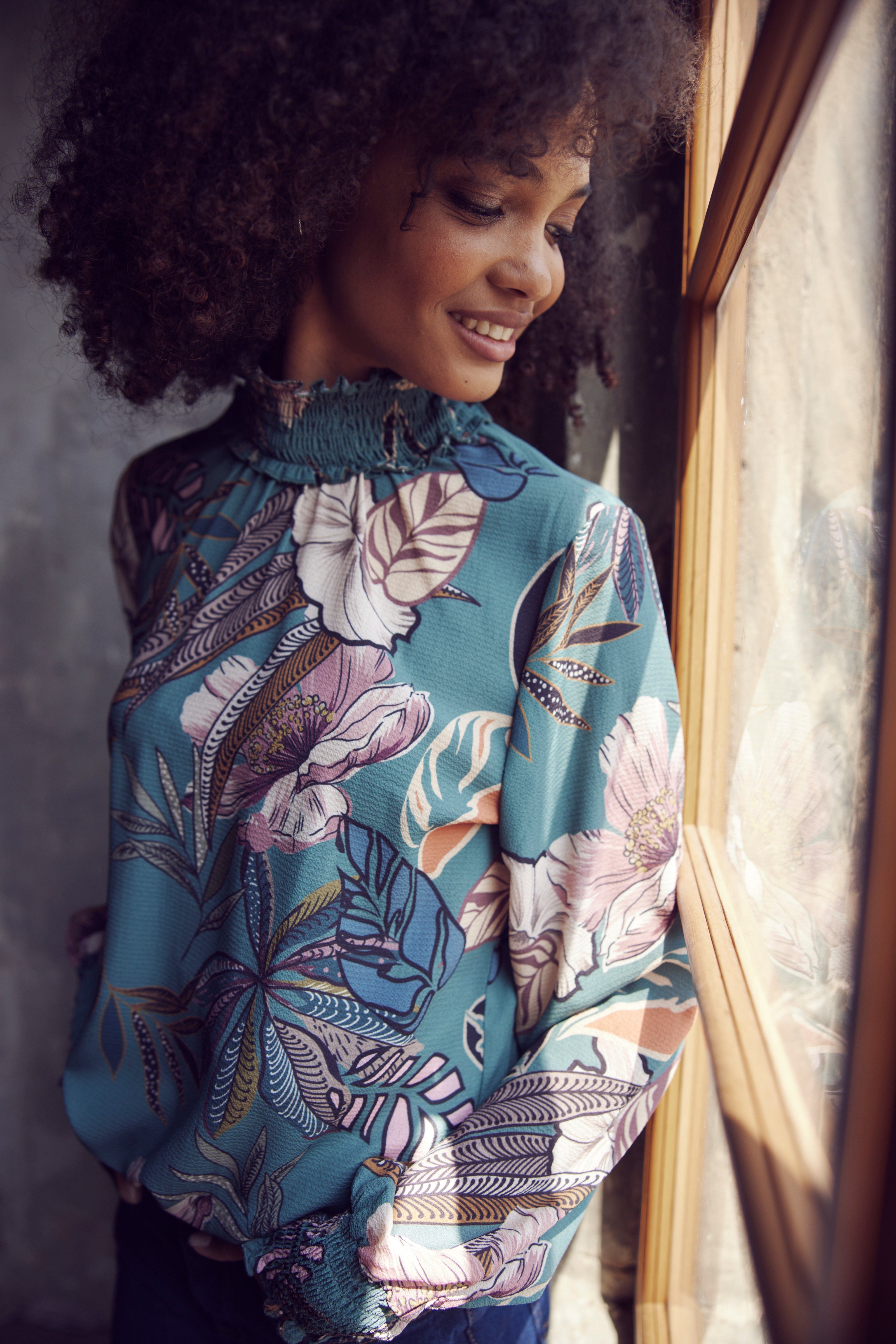 Aniston CASUAL Blouse zonder sluiting met grootvlakige bloemenprint - elk stuk is uniek