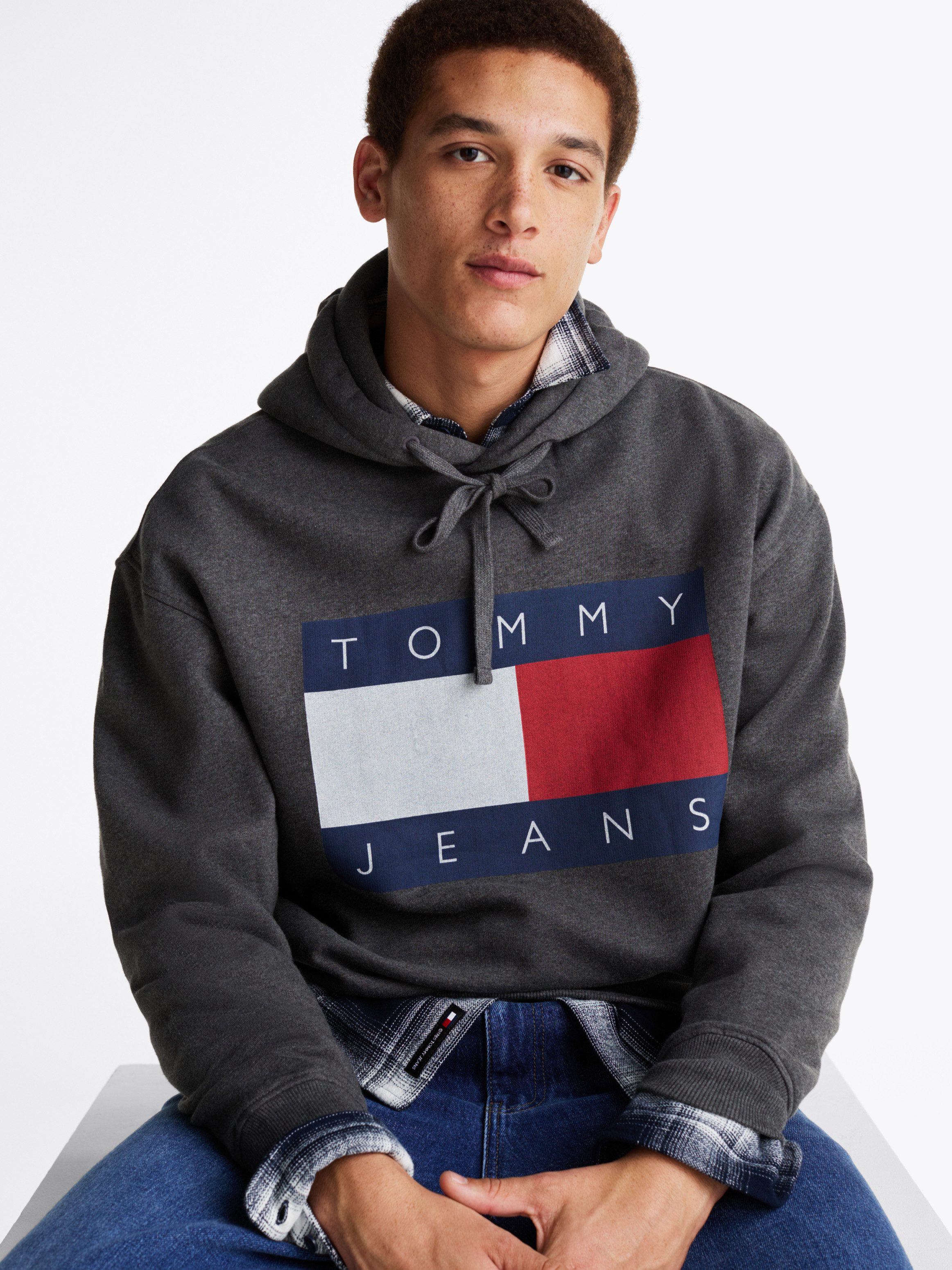 TOMMY JEANS Sweatshirt TJM RLX MELANGE FLAG HOODIE met bedrukte merklogo op borsthoogte