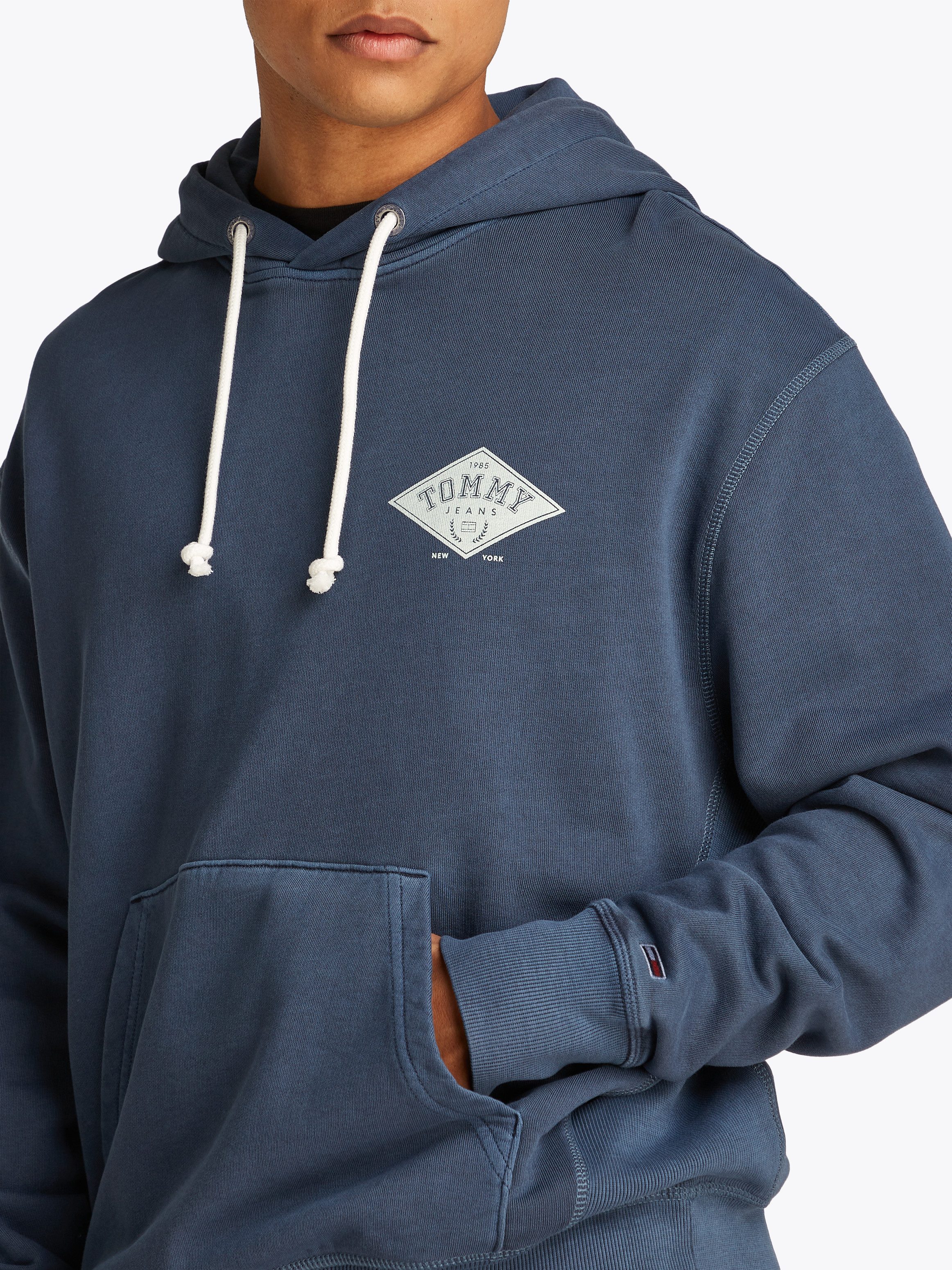 TOMMY JEANS Hoodie TJM RLX VARSITY GRAPHICS HOODIE
