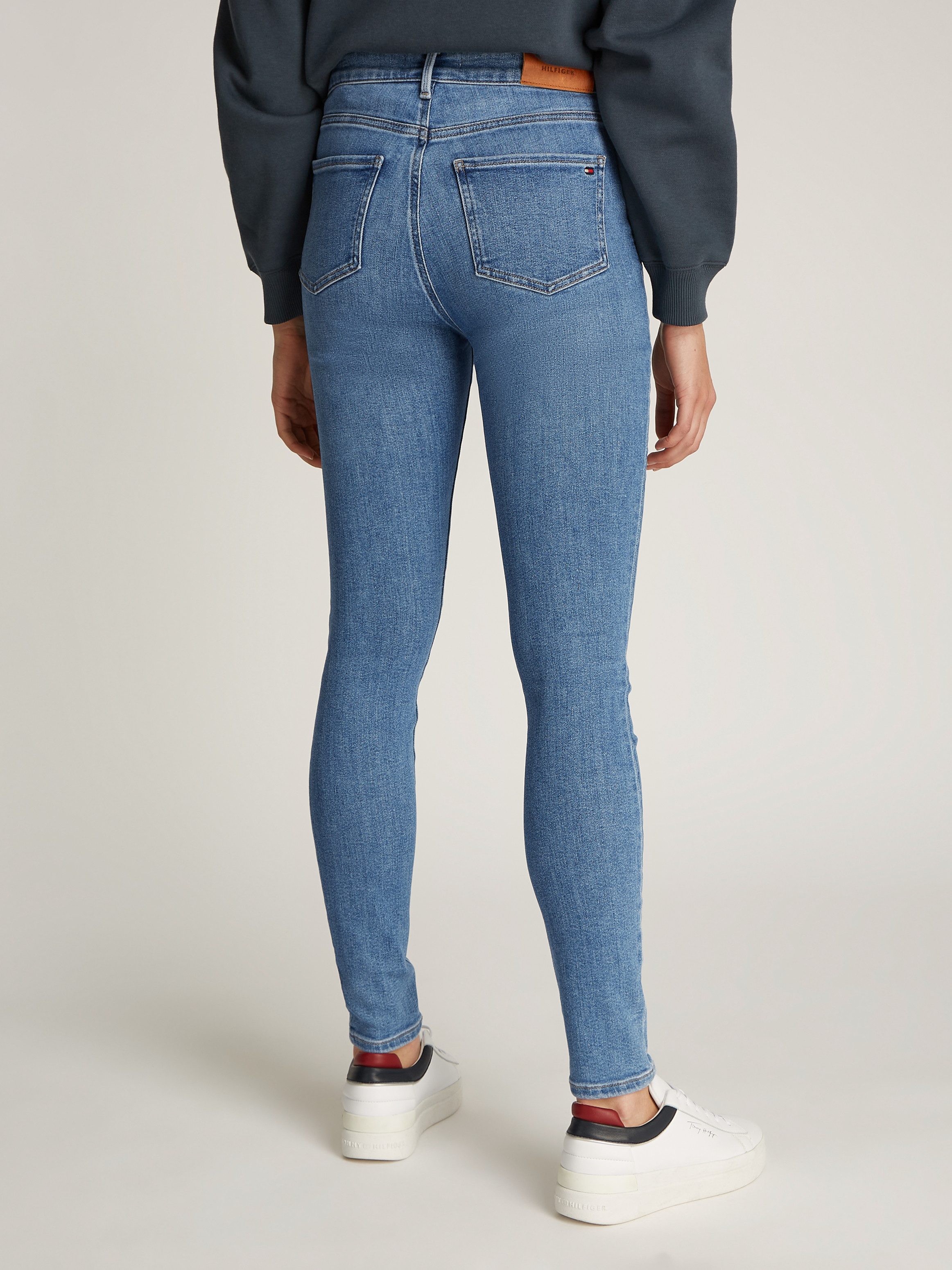 Tommy Hilfiger Skinny fit jeans Harlem Skinny High Waist met logo-badge, in blauwe wassing, in enkel-lengte