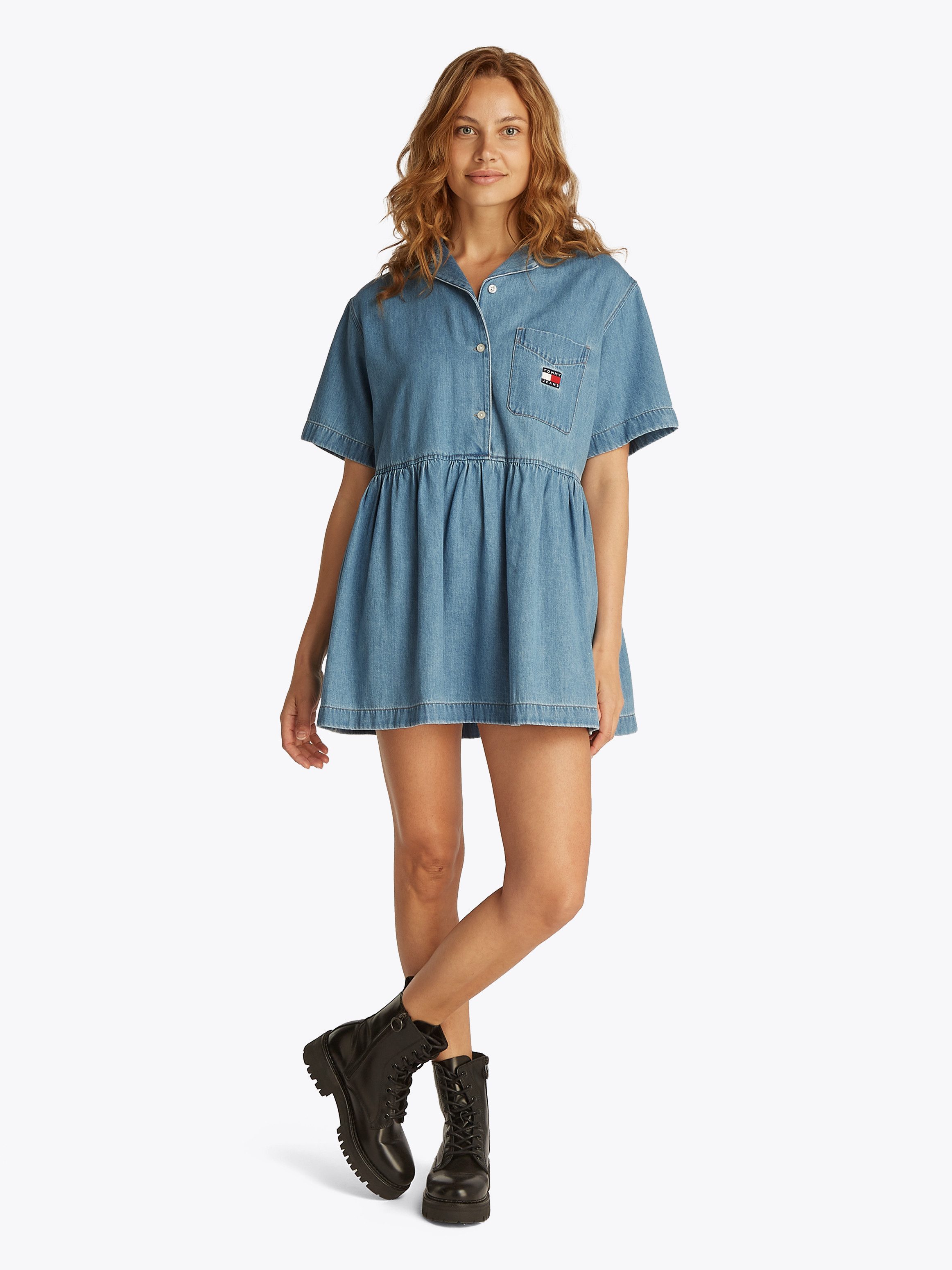 TOMMY Jeans jurk TJW LT DENIM DRESS EXT in mini-lengte, met logo-borduursel, in blauwe was