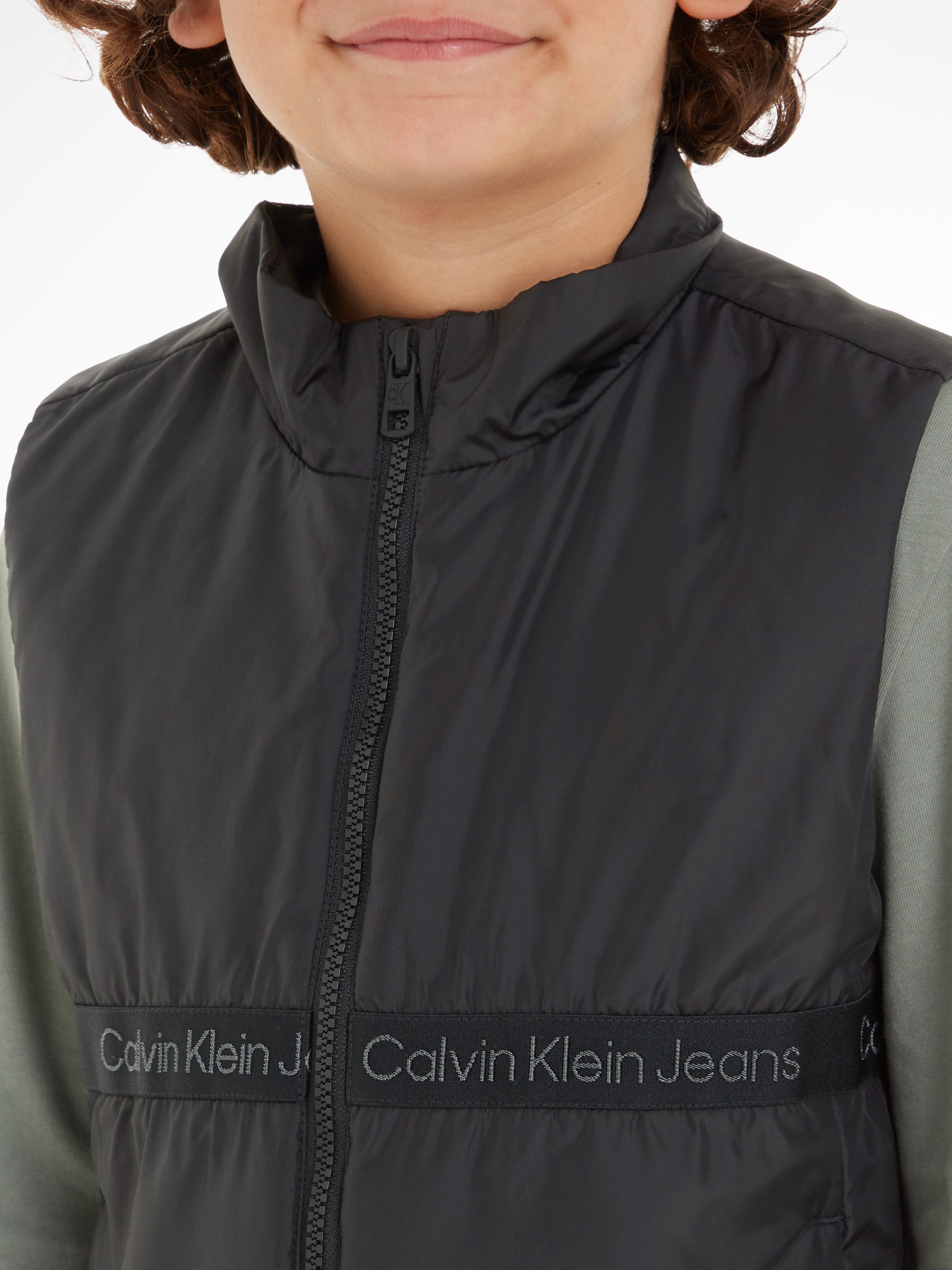 Calvin Klein Korte bodywarmer BOXY LIGHT PADDED TAPE VEST voor kinderen tot 16 jaar met merklabel