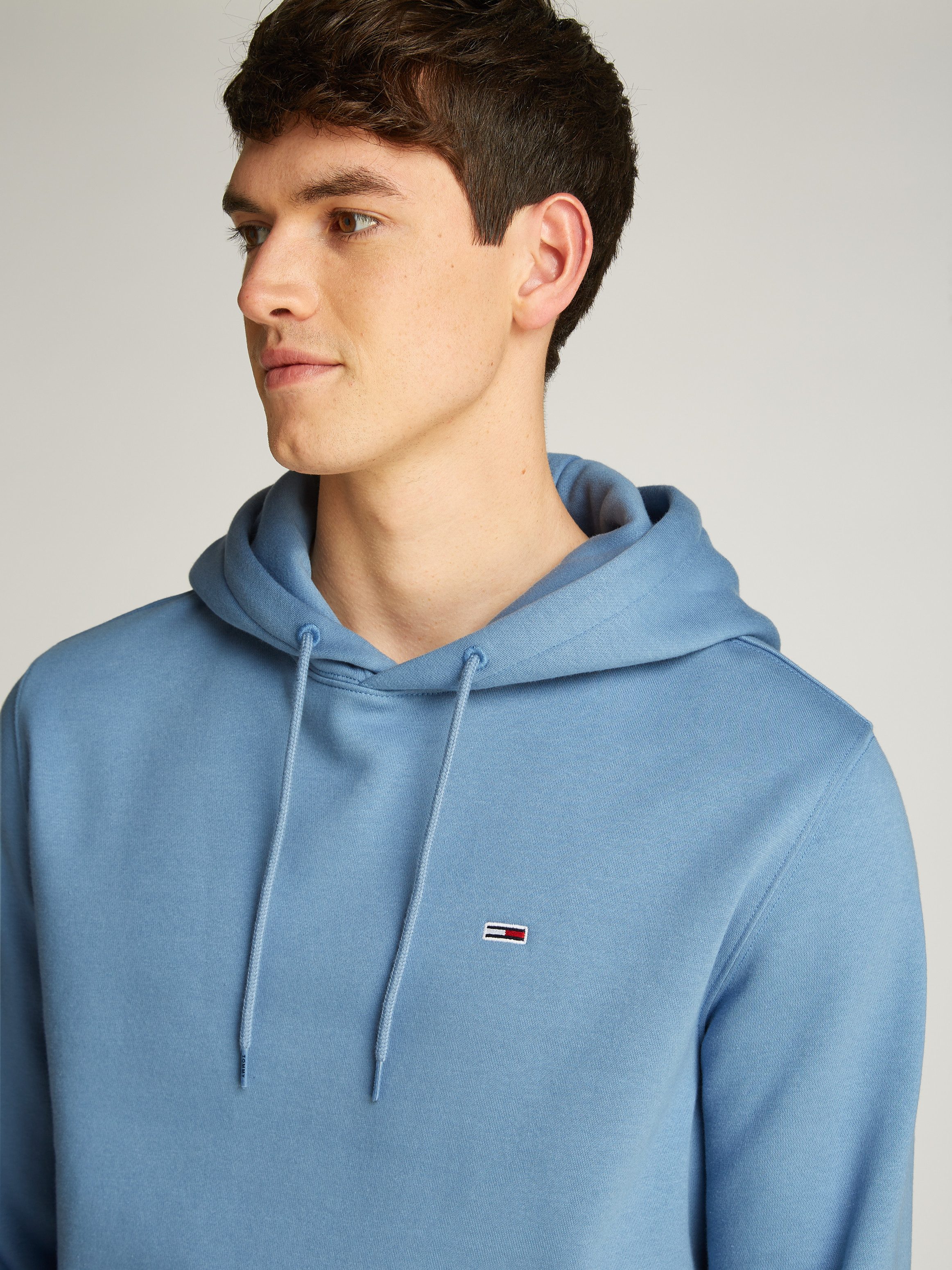 TOMMY JEANS Sweatshirt TJM REG S FLAG HOODIE met geborduurd merklogo op borsthoogte