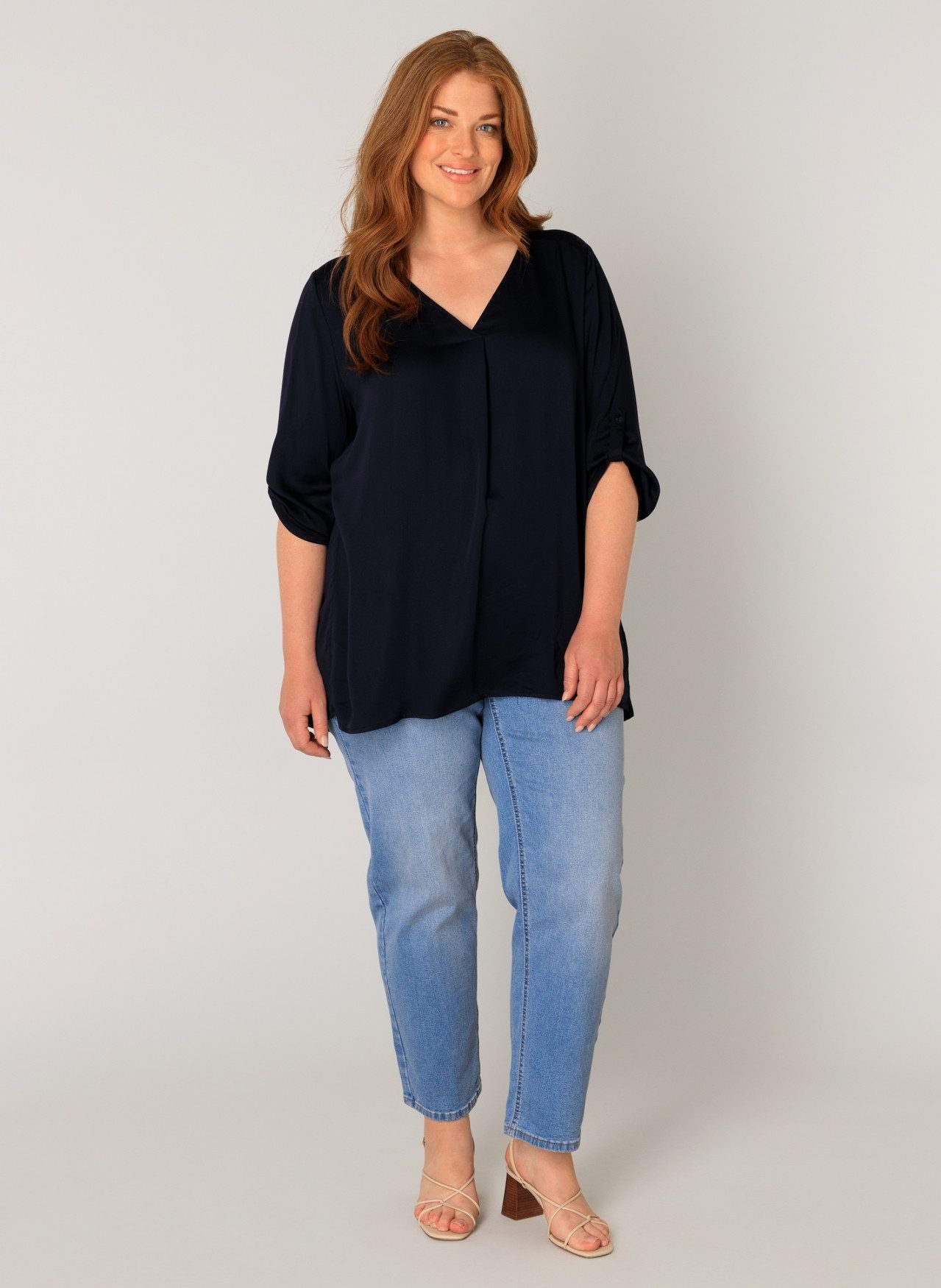 Base Level Curvy Shirtblouse Yanina met v-hals