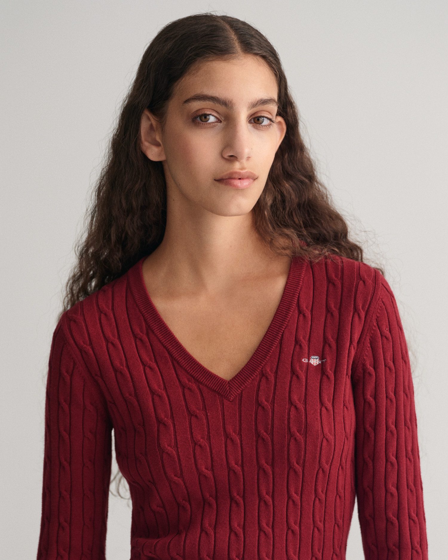 Gant Gebreide trui STRETCH COTTON CABLE V-NECK met logoborduursel op borsthoogte