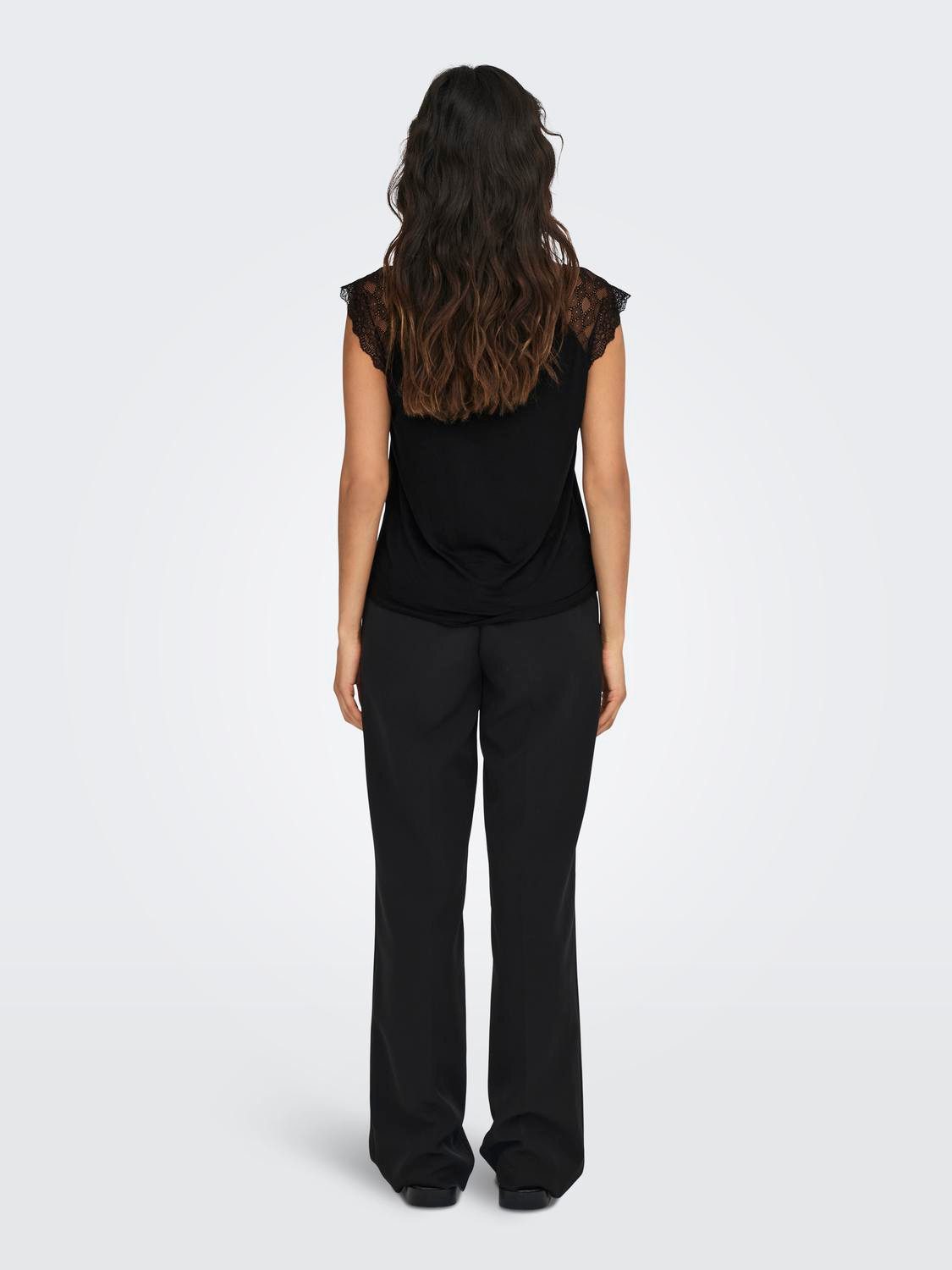 Only Shirt met V-hals ONLPETRA S/S LACE MIX TOP CS JRS