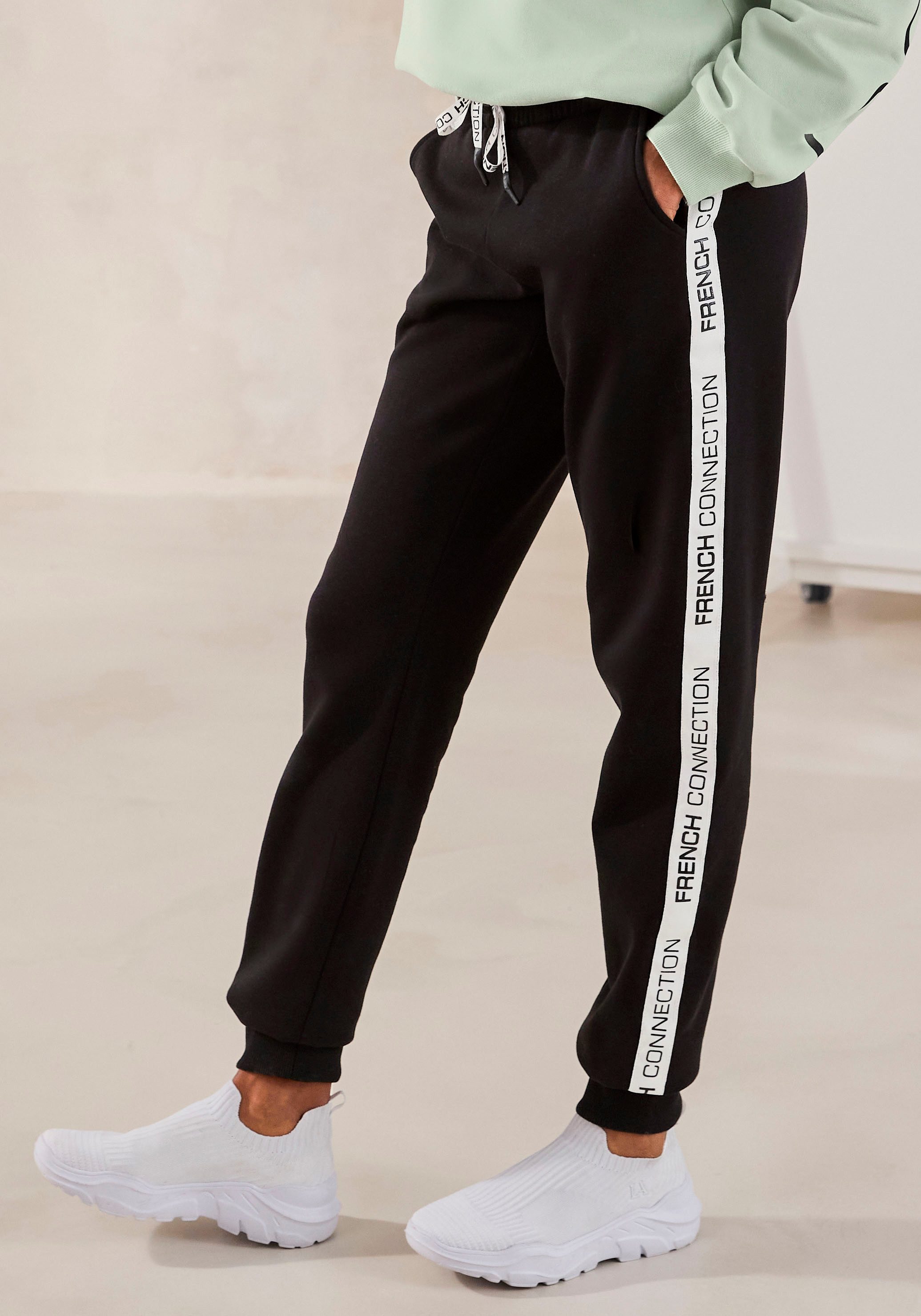French Connection Sweatbroek met zij contraststrepen en logo-print dames sweatbroeken maat 48/50 zwart