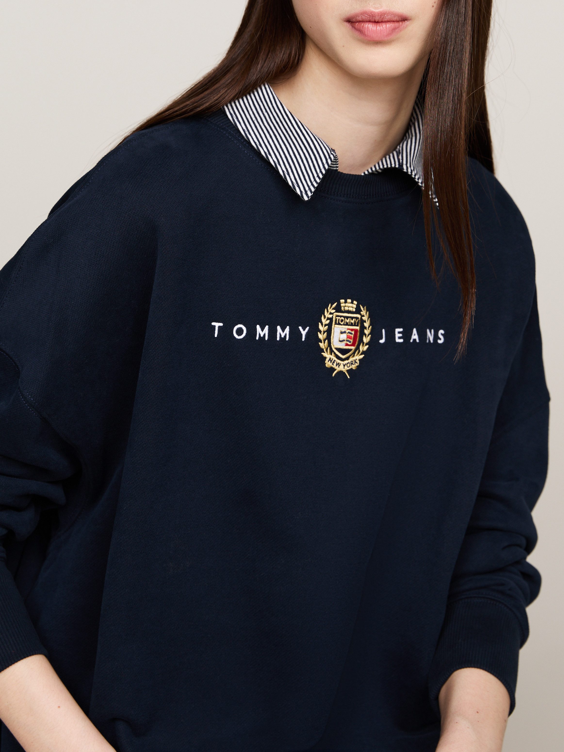 Tommy Jeans Curve Jerseyjurk TJW CREST LINEAR CREW DRESS EXT in grote maten, lineaire logo-opdruk