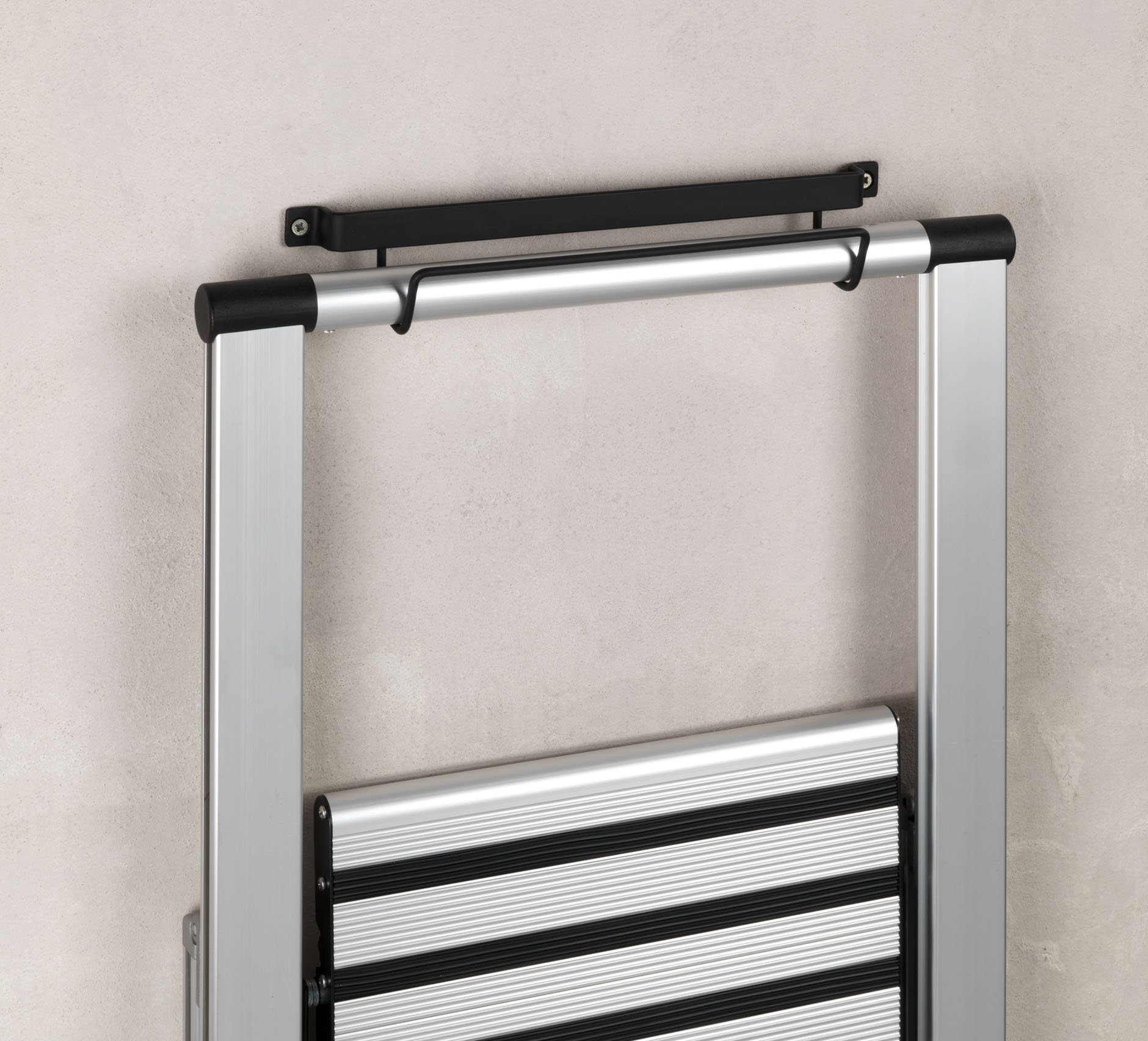 WENKO Huishoudtrapje Model Alu-Design 3-traps, inclusief ladderhouder, xxl-treden, plat inklapbaar, aluminium (2 stuks)