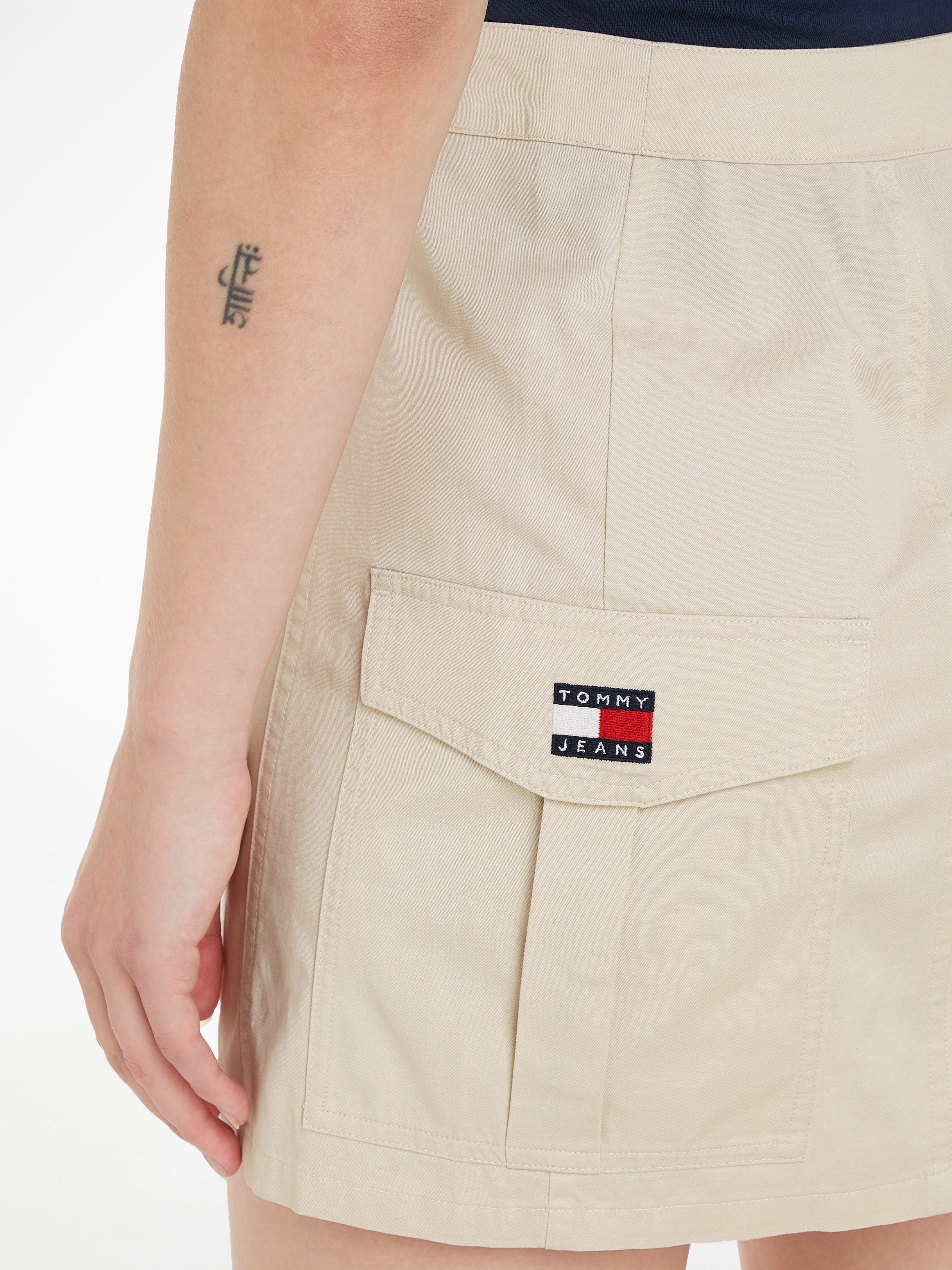 TOMMY JEANS Minirok TJW STRUCTURED CARGO MINI SKIRT Webrok in gestructureerde kwaliteit, cargo vorm