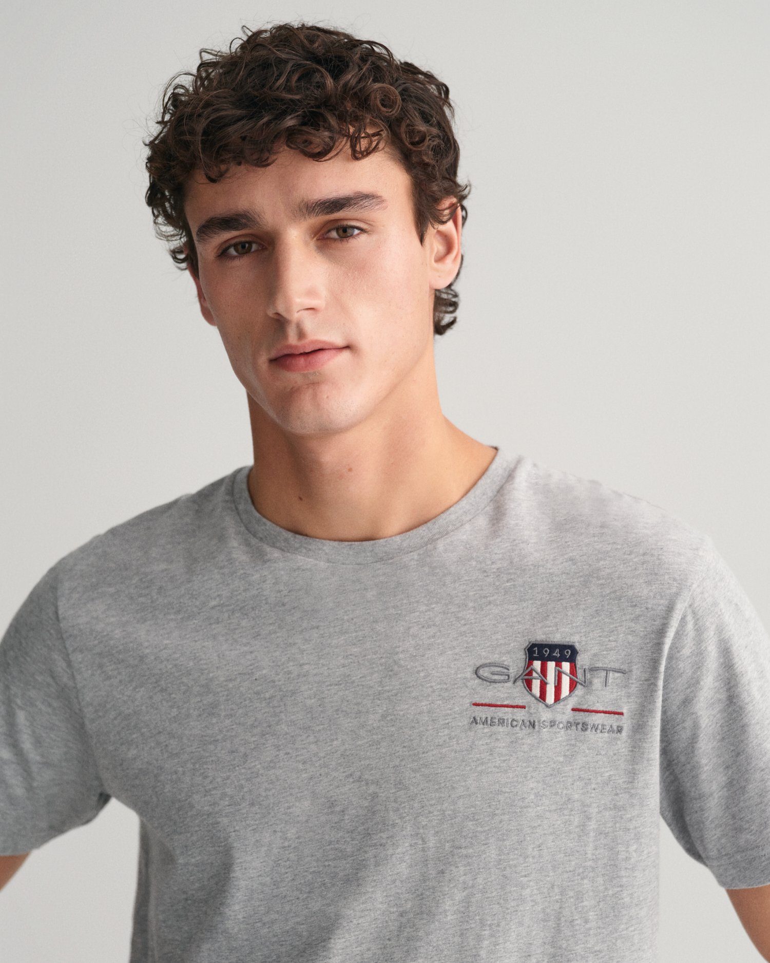 Gant T-shirt REG ARCHIVE SHIELD EMB SS T-SHIRT geïnspireerd door het archief uit de jaren '80
