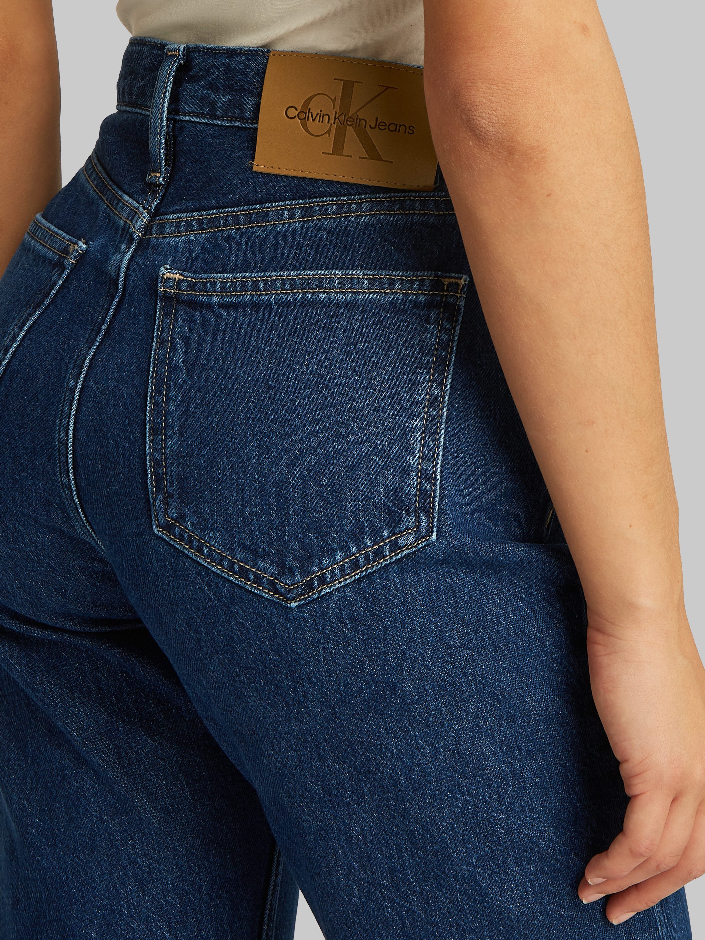 Calvin Klein Mom jeans HIGH RISE STRAIGHT lichte stone wash-look, met muntzakje